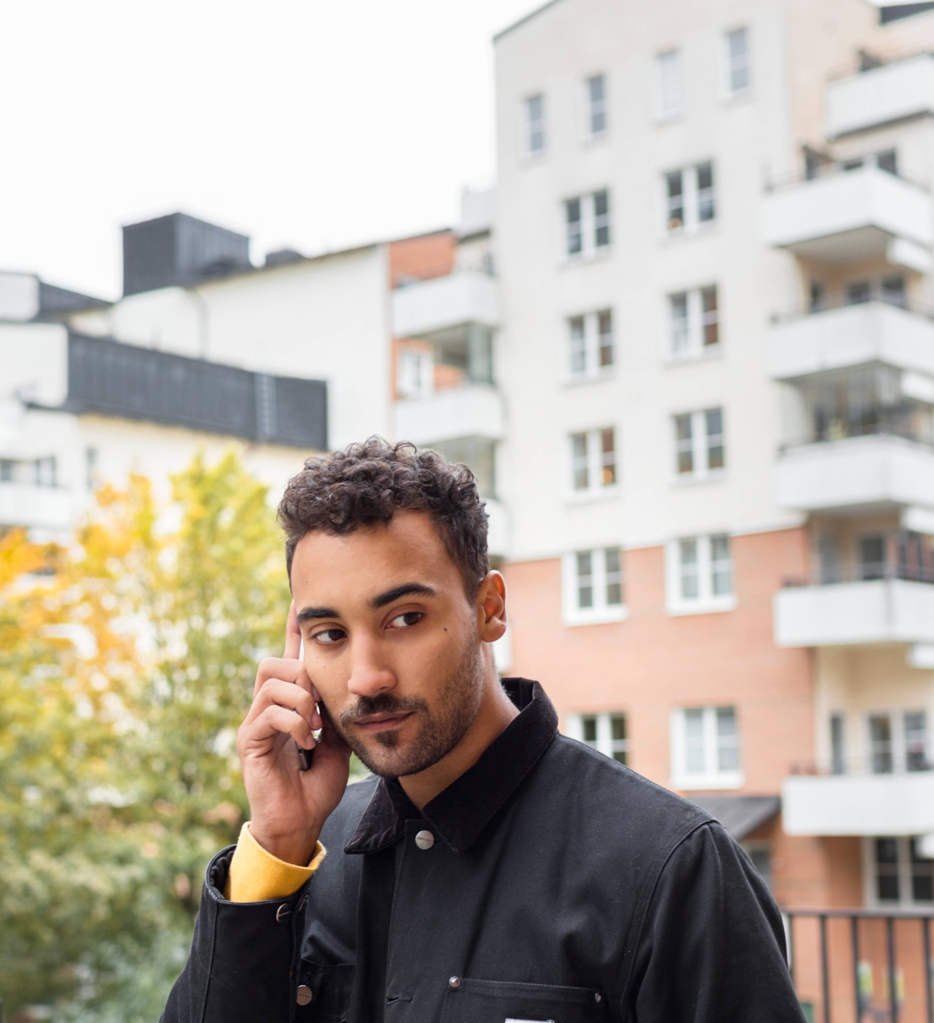 Ung mann snakker på mobiltelefon