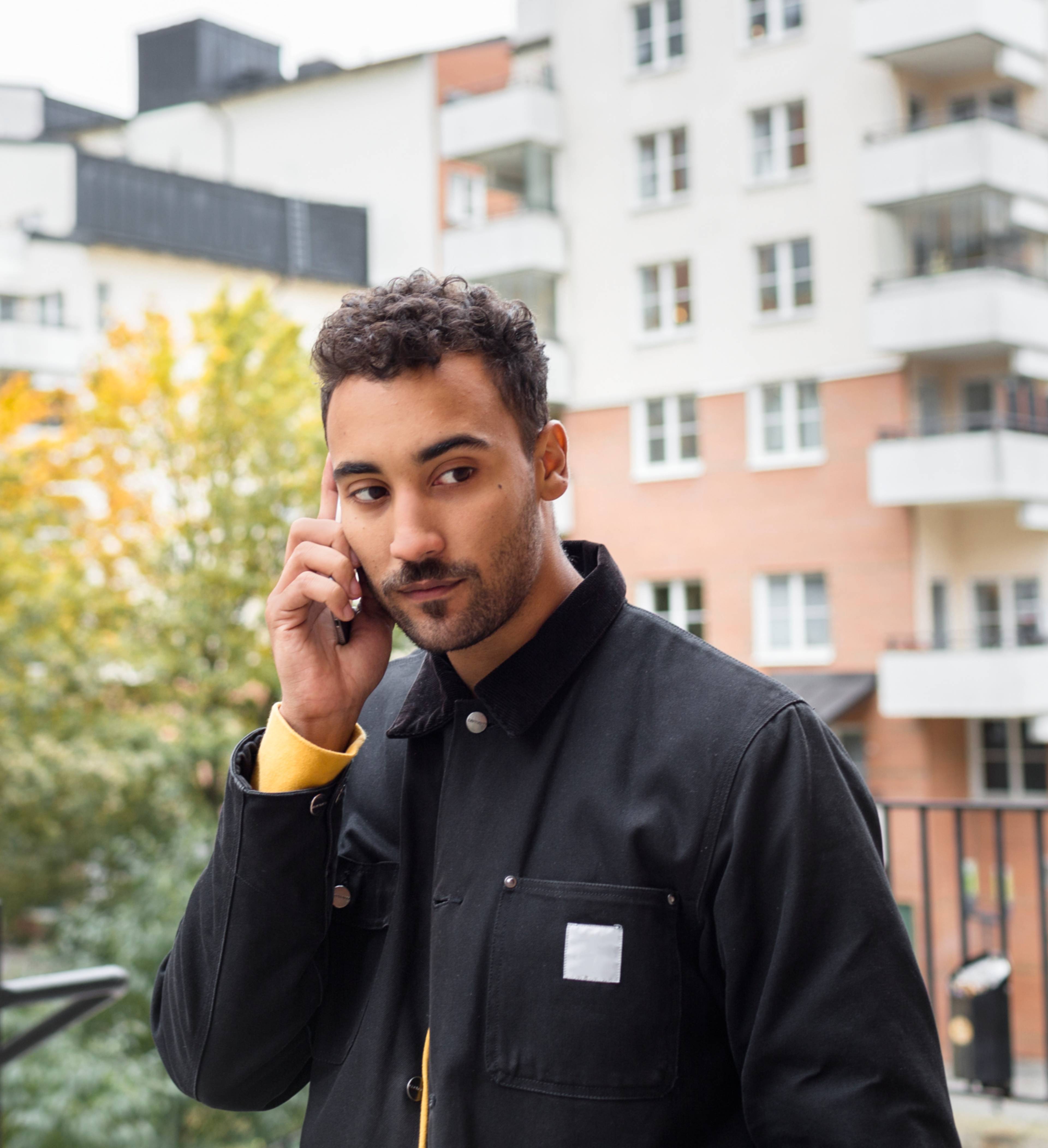 Ung mann snakker på mobiltelefon