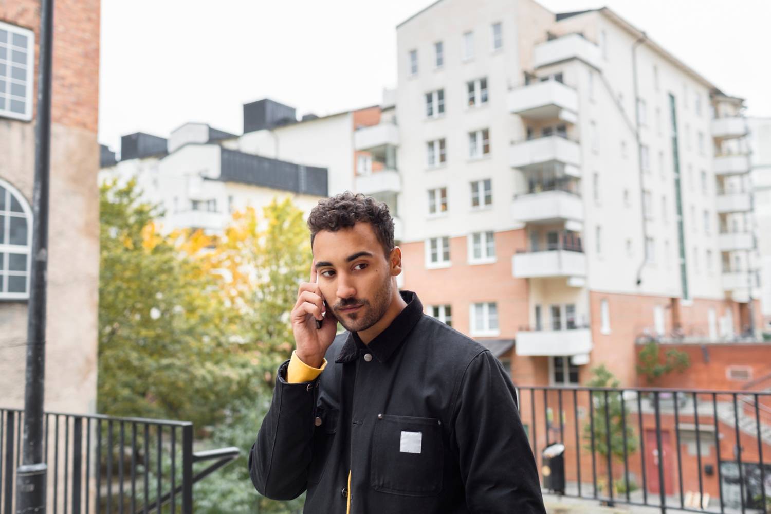 Ung mann snakker på mobiltelefon