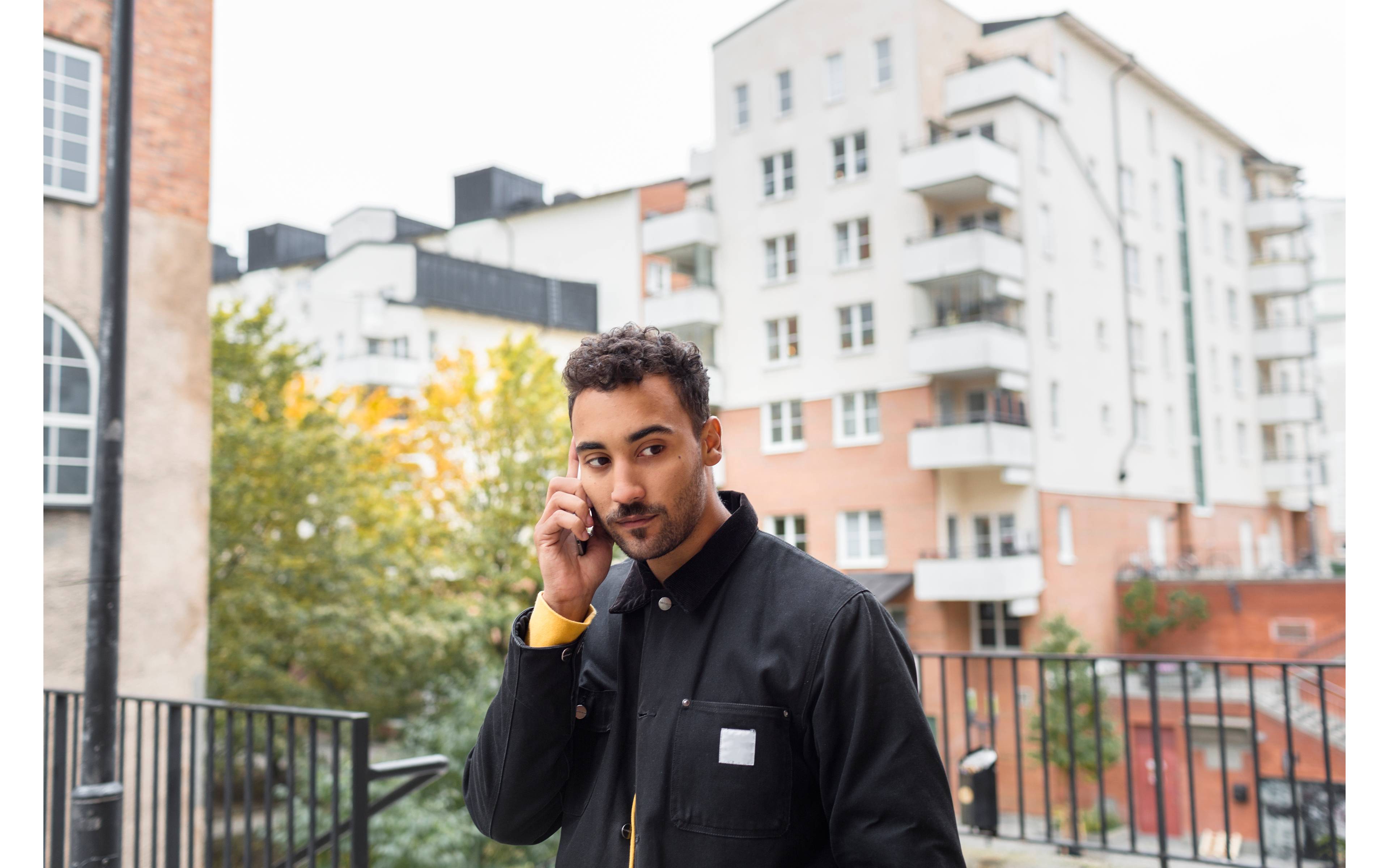 Ung mann snakker på mobiltelefon