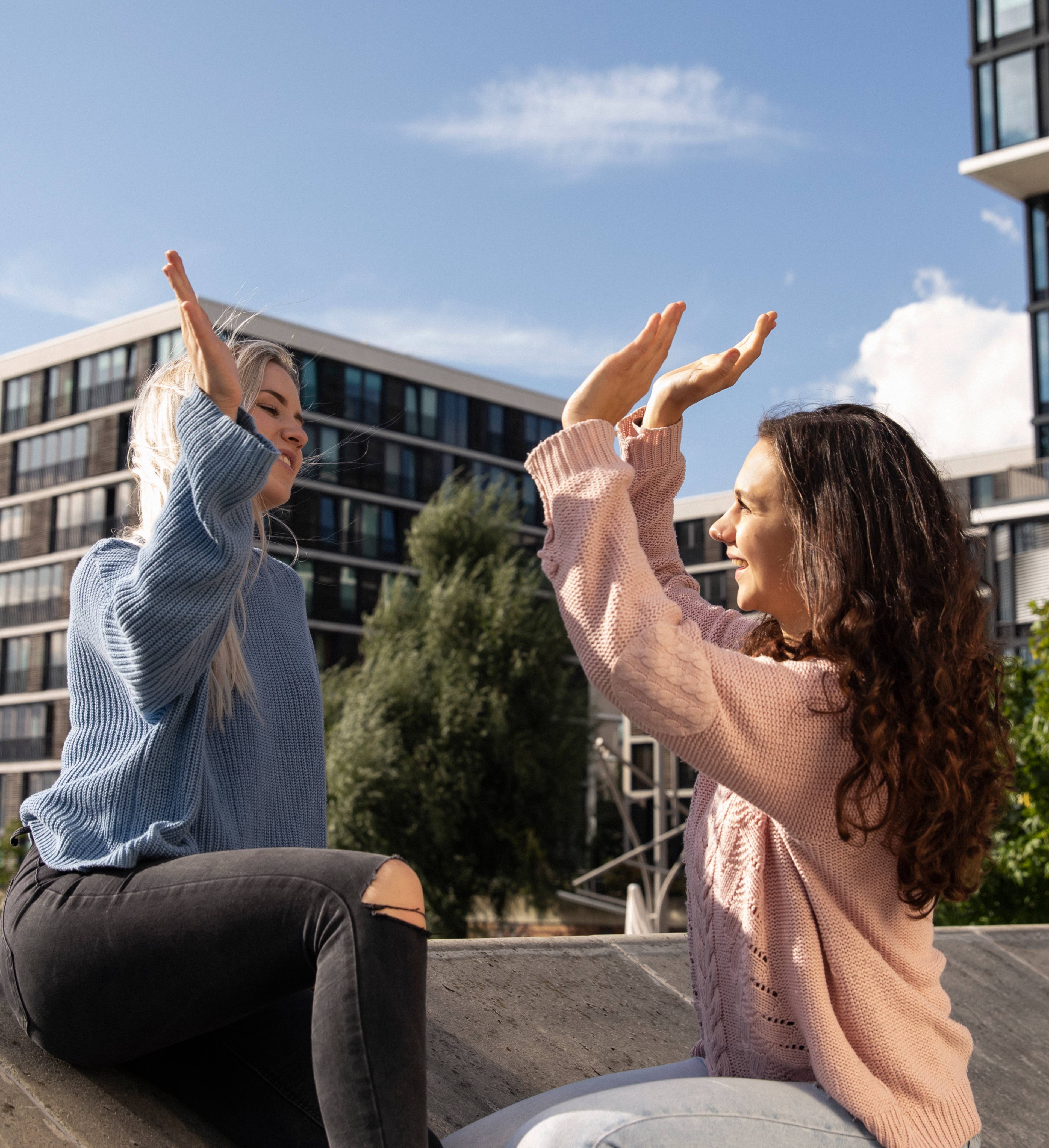 To jenter gir hverandre high five