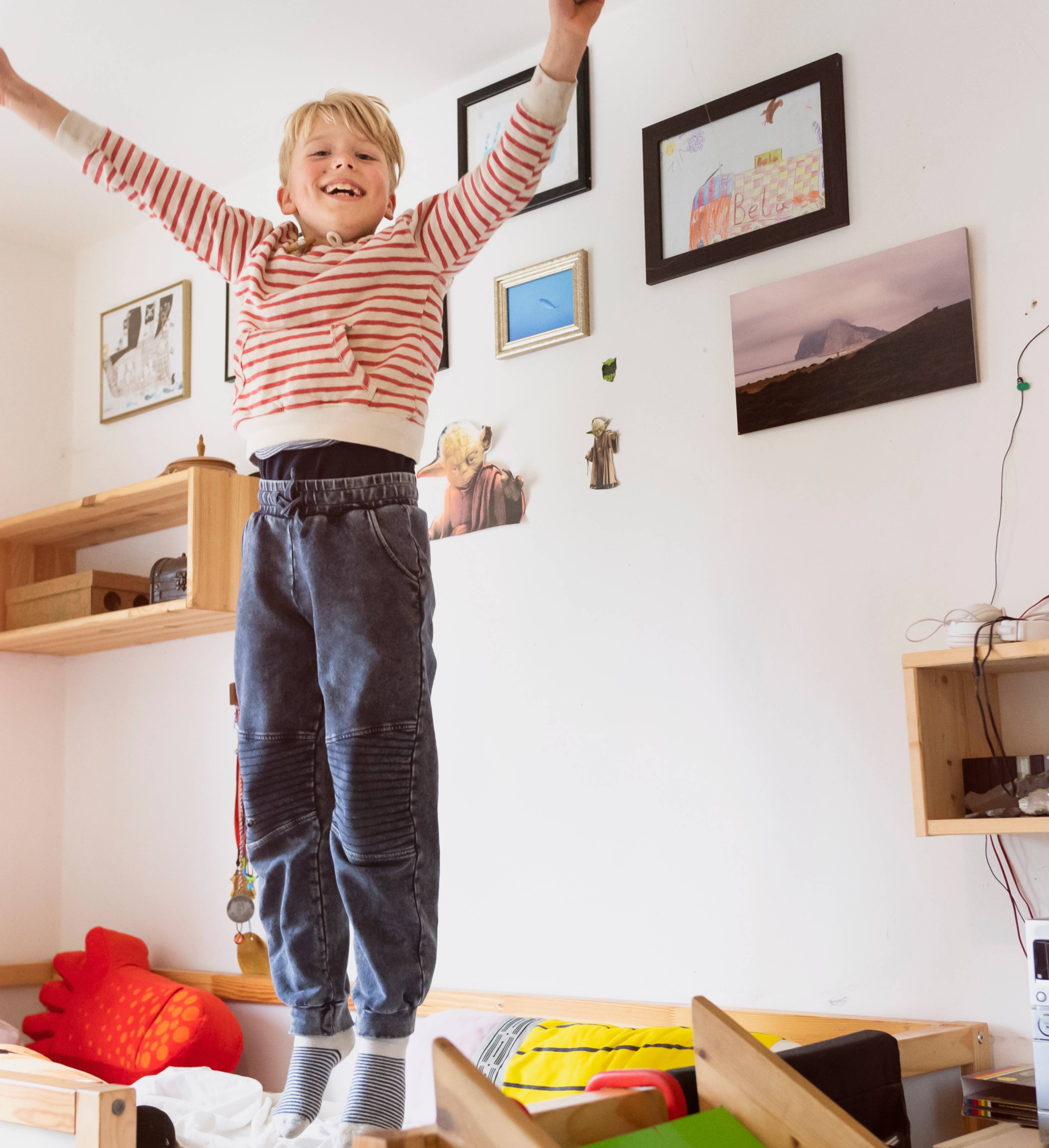 Gutt hopper i sengen