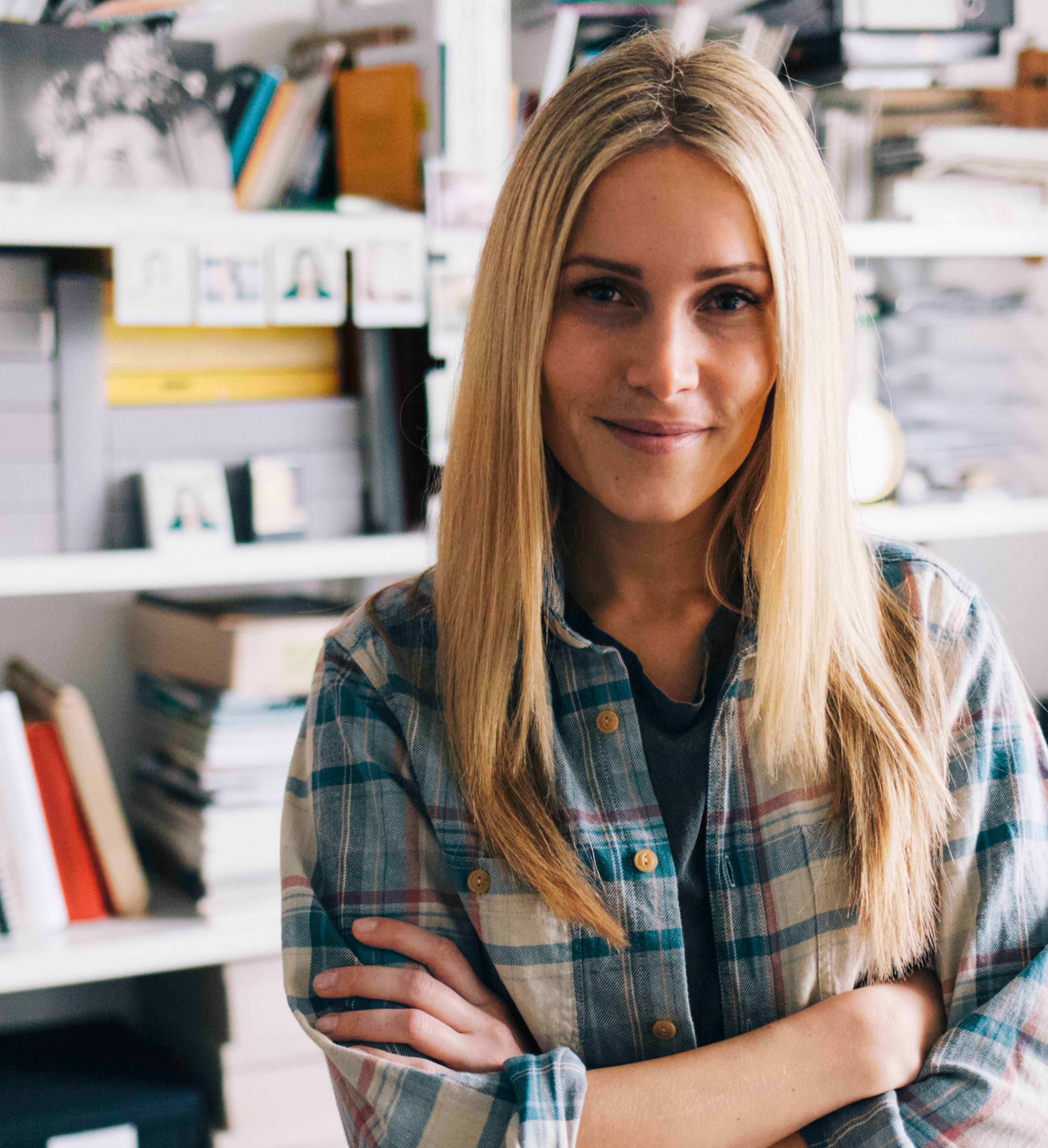 Kvinne som smiler med armen i kryss