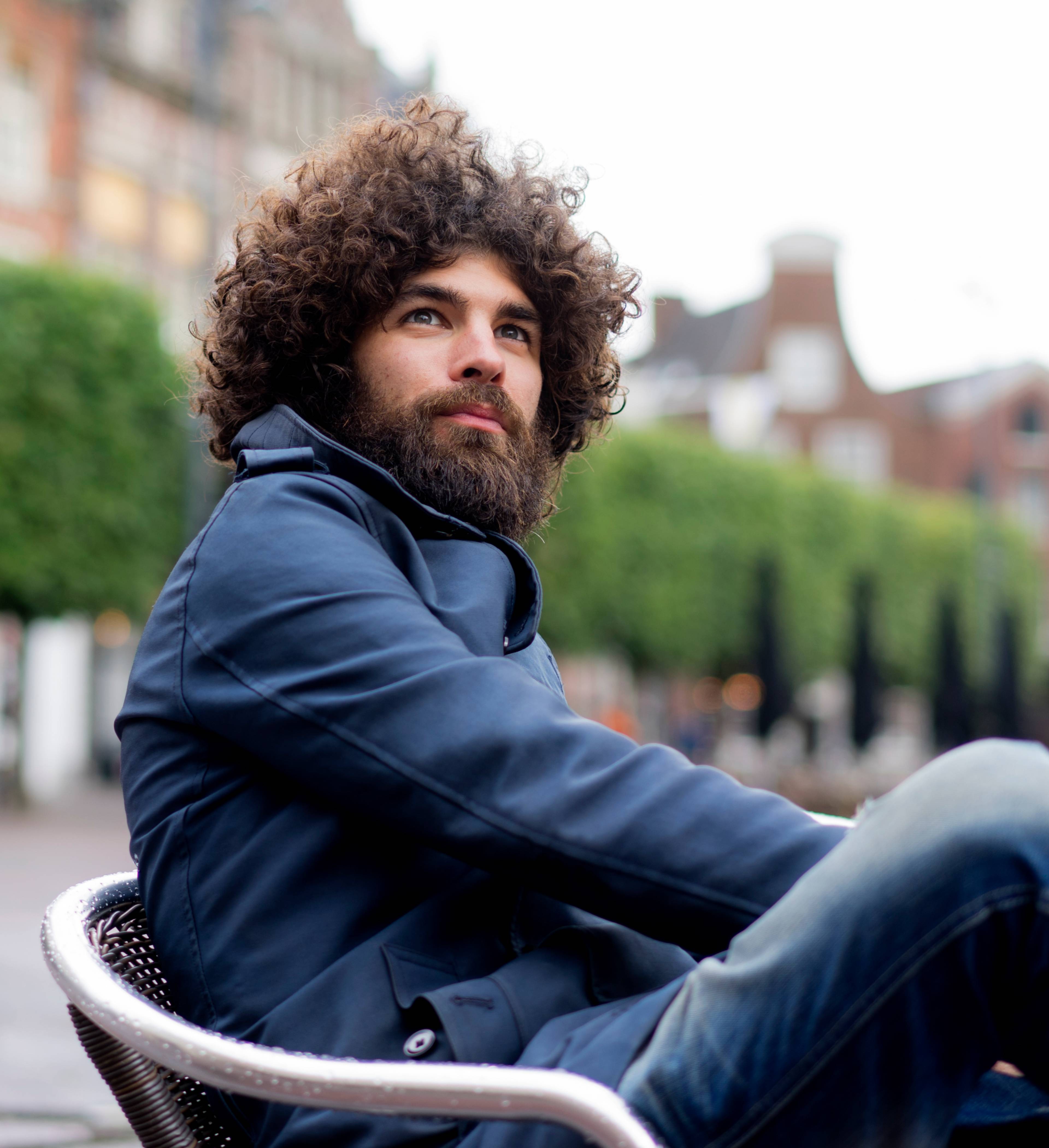 Mann sitter på kafe