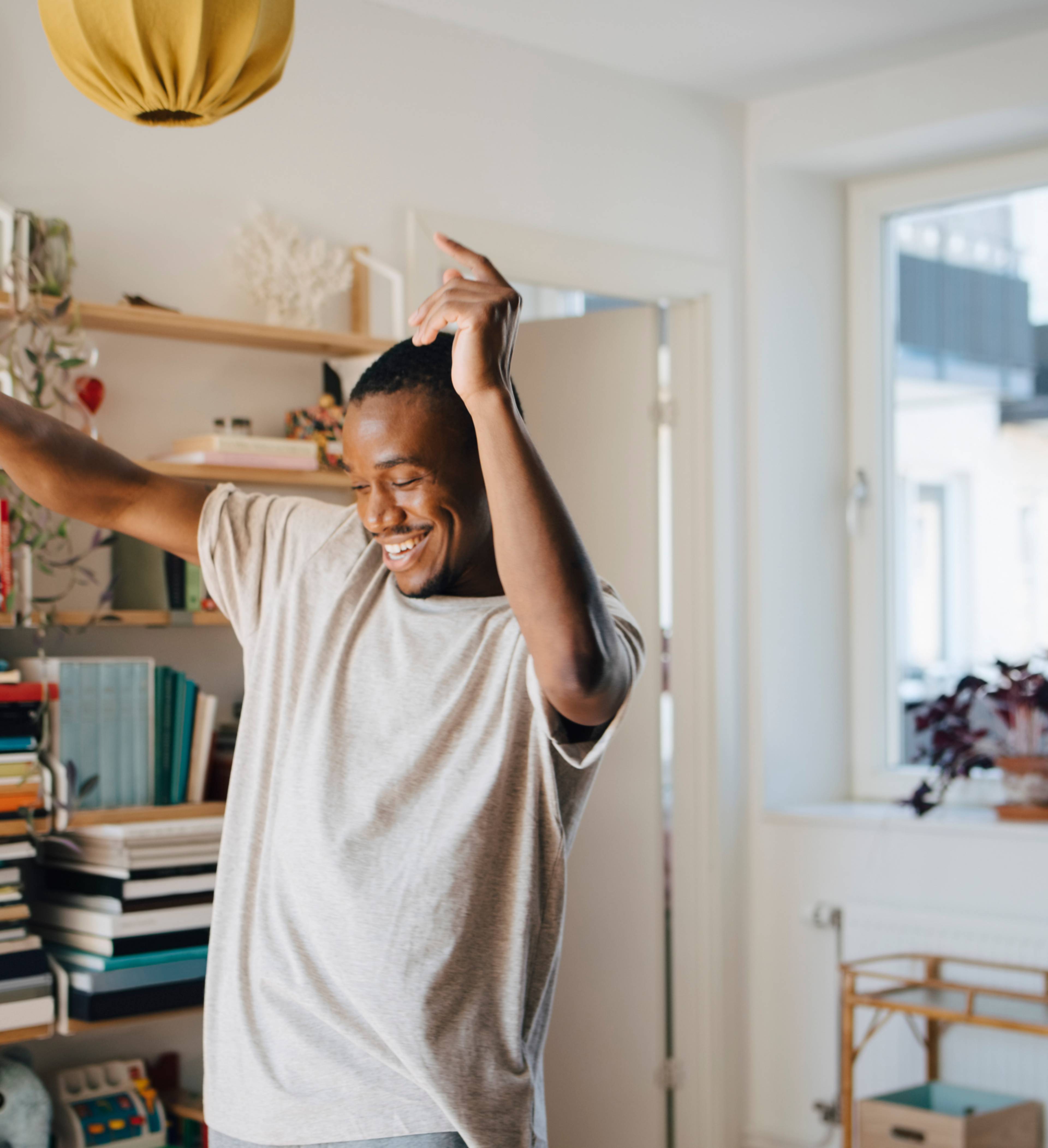 Glad mann danser i stuen