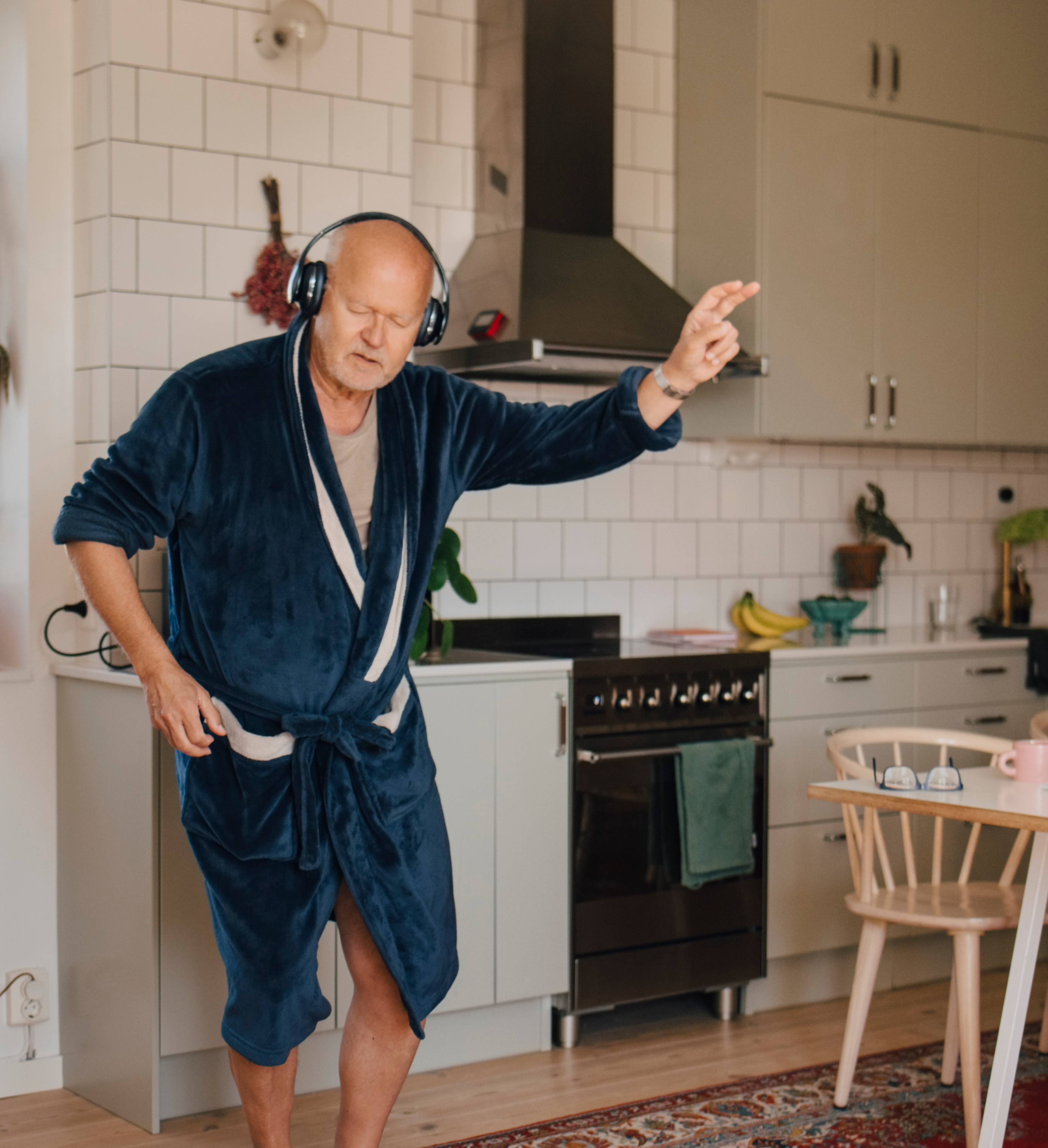 Mann danser på kjøkkenet