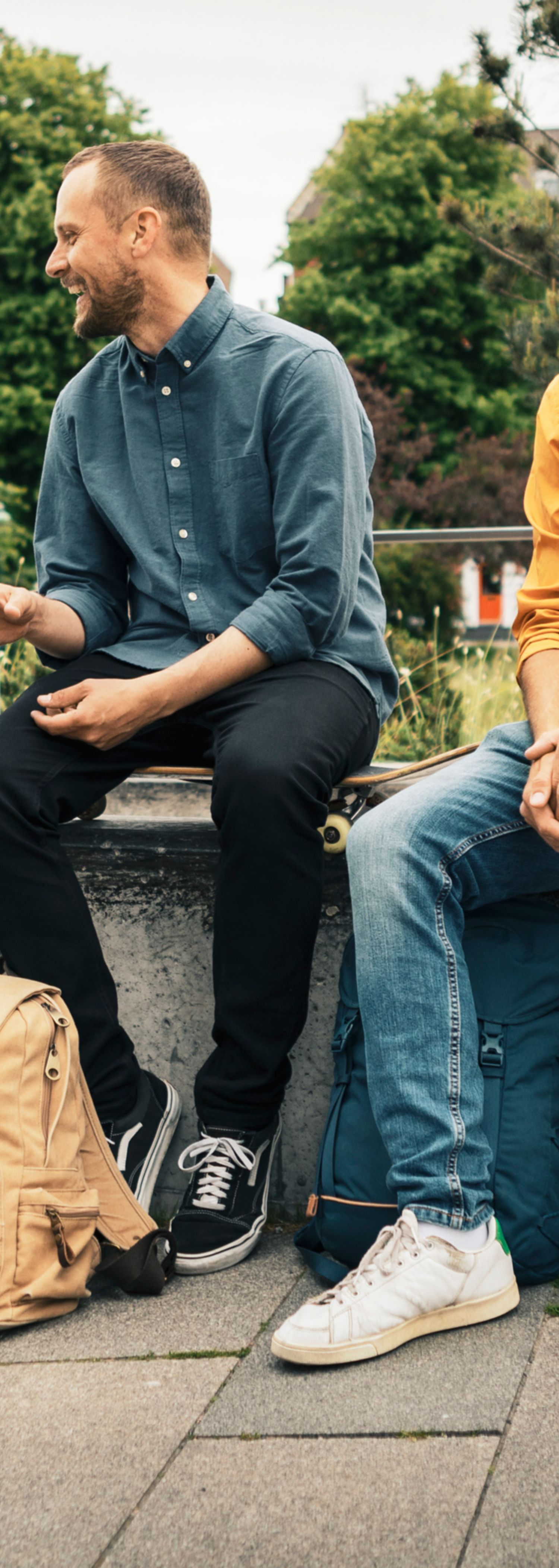 Venner sitter sammen i skatepark
