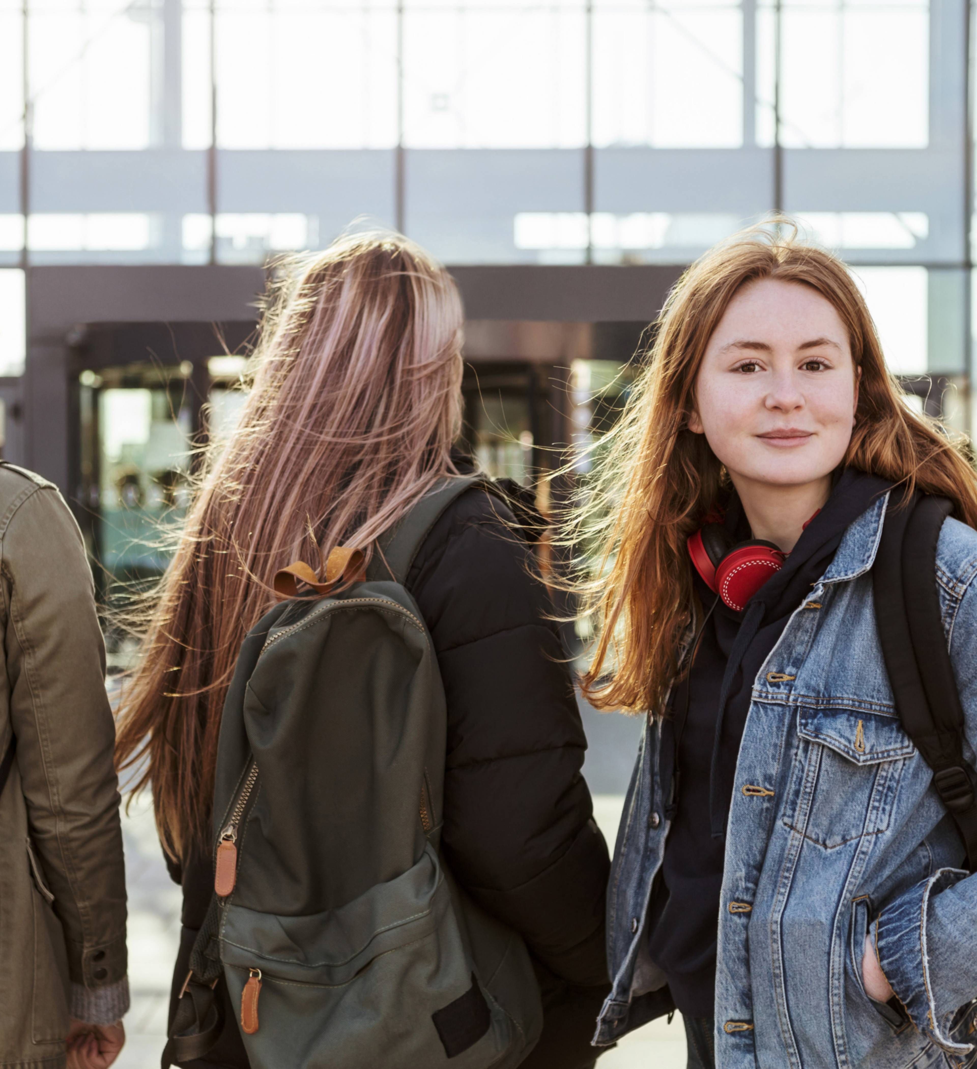 Jente med venner i byen