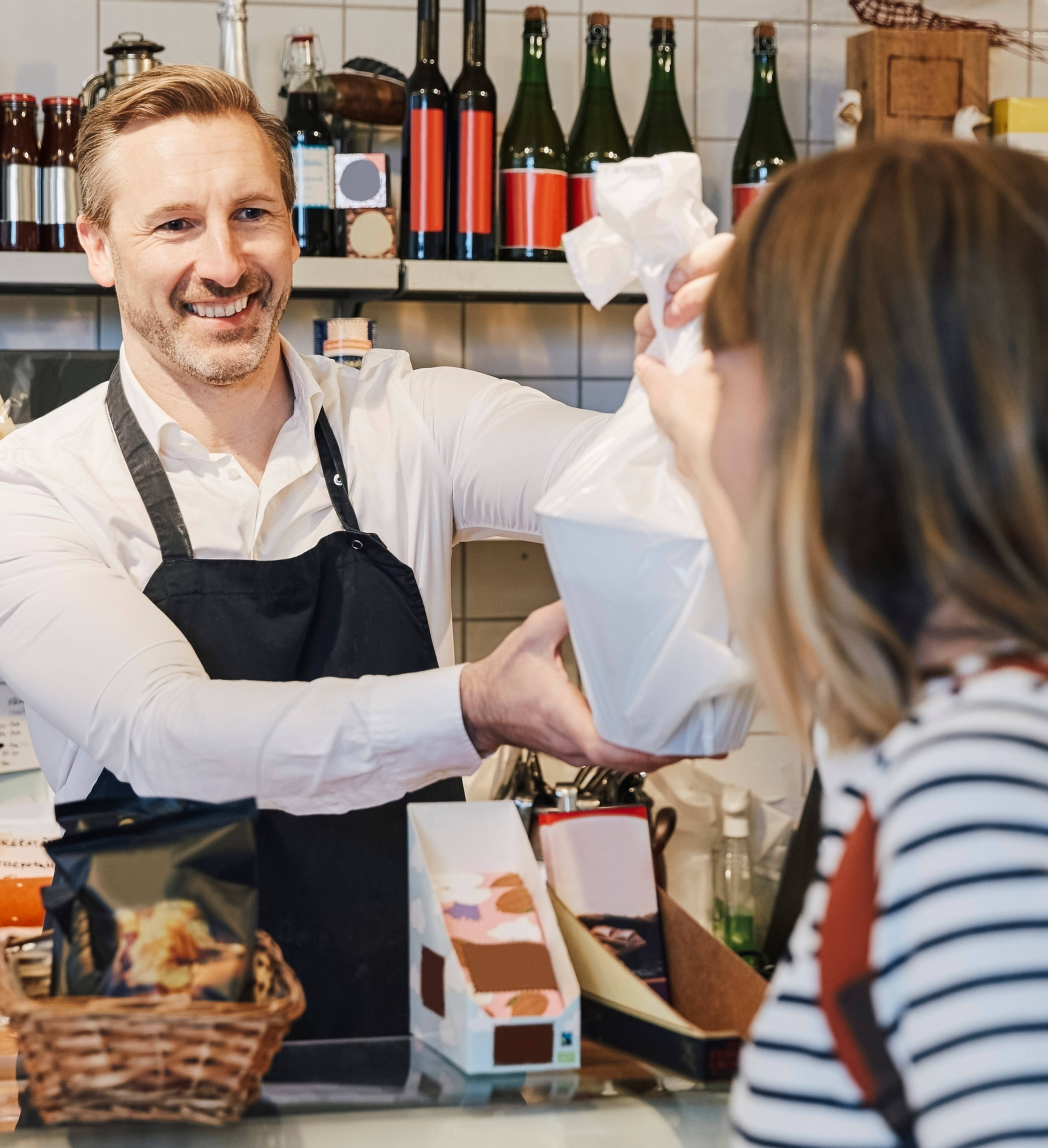 Kvinne handler på fetevare