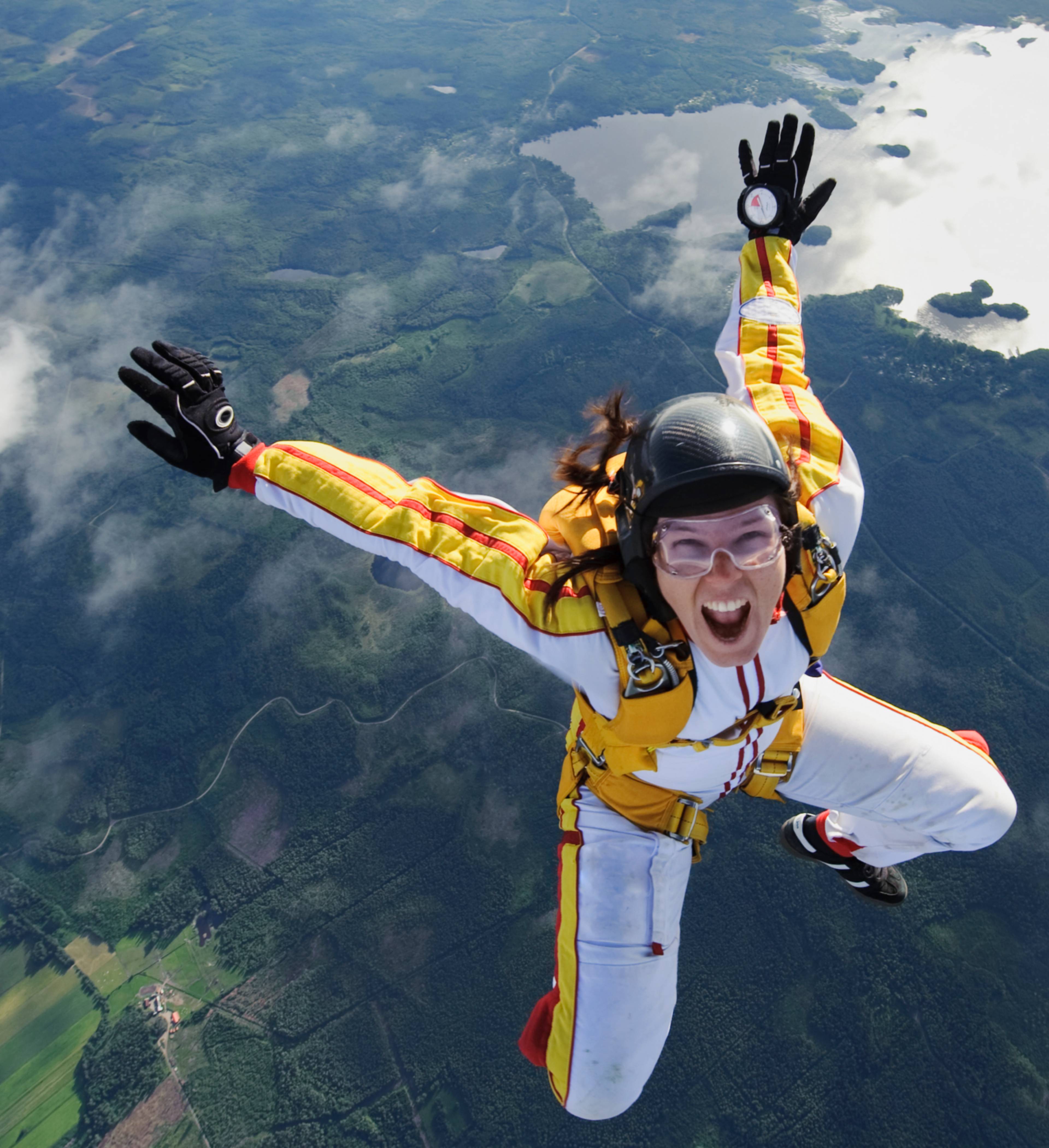 Kvinnelig fallskjermhopper i luften