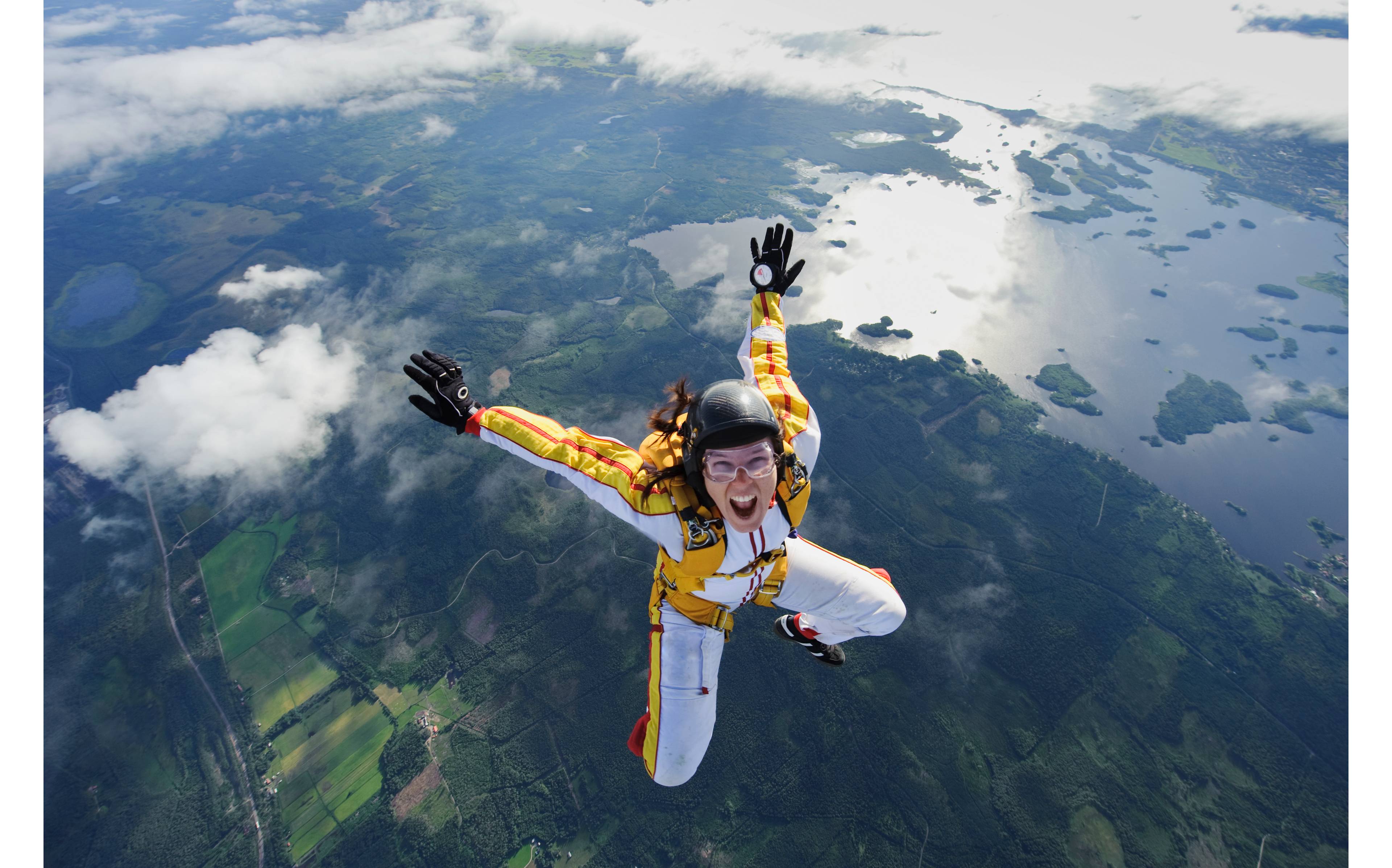 Kvinnelig fallskjermhopper i luften