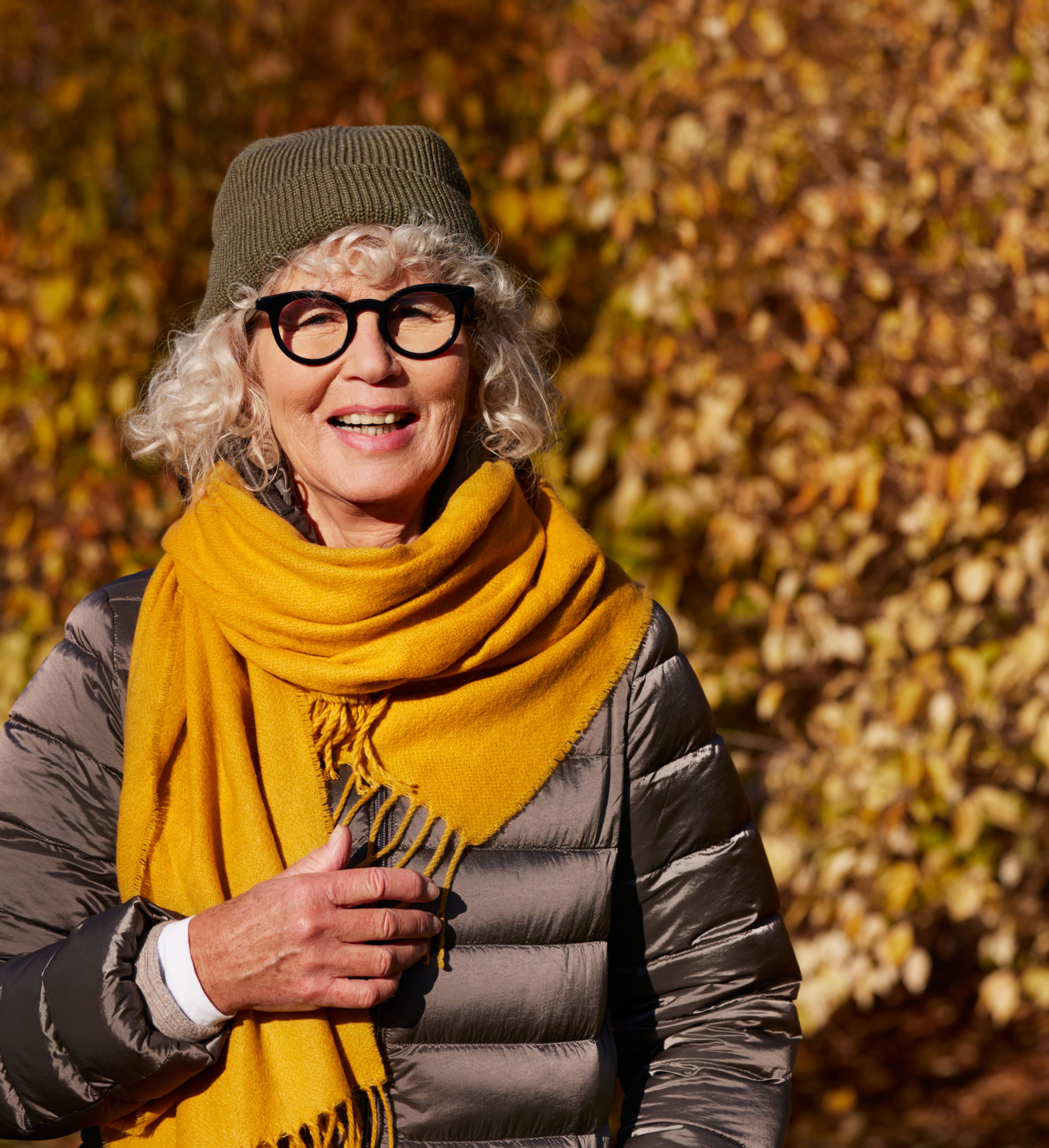 Portrett av eldre kvinne i høstomgivelser