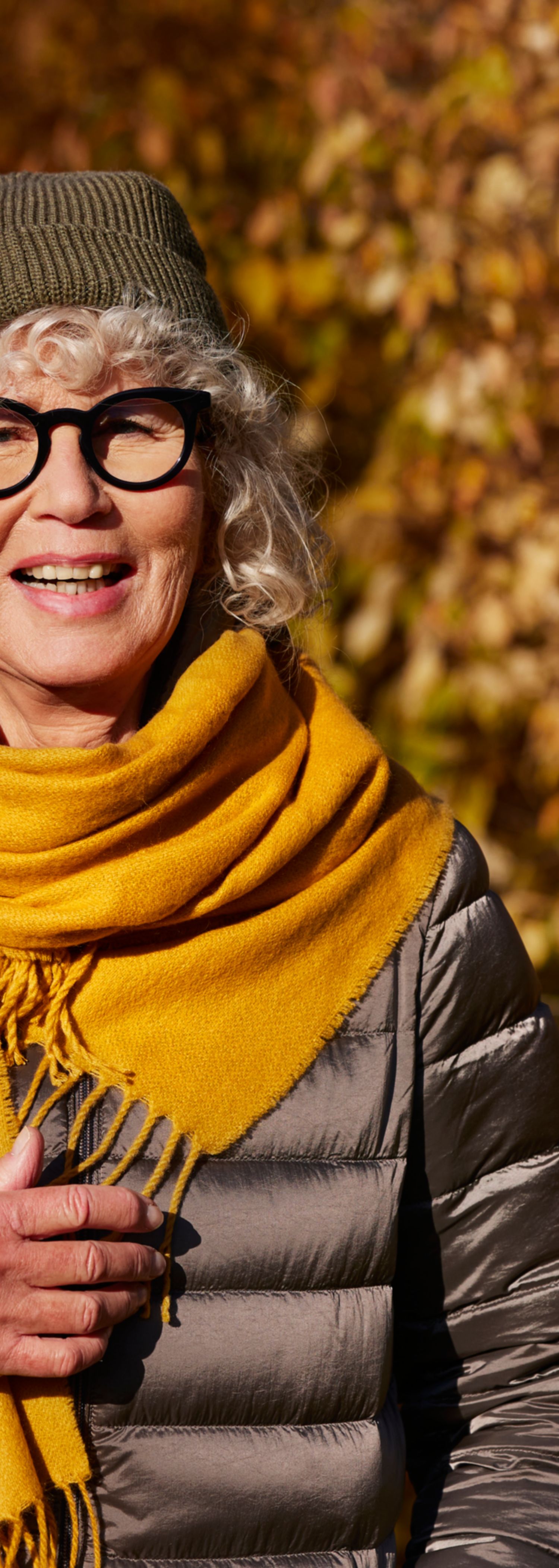 Portrett av eldre kvinne i høstomgivelser