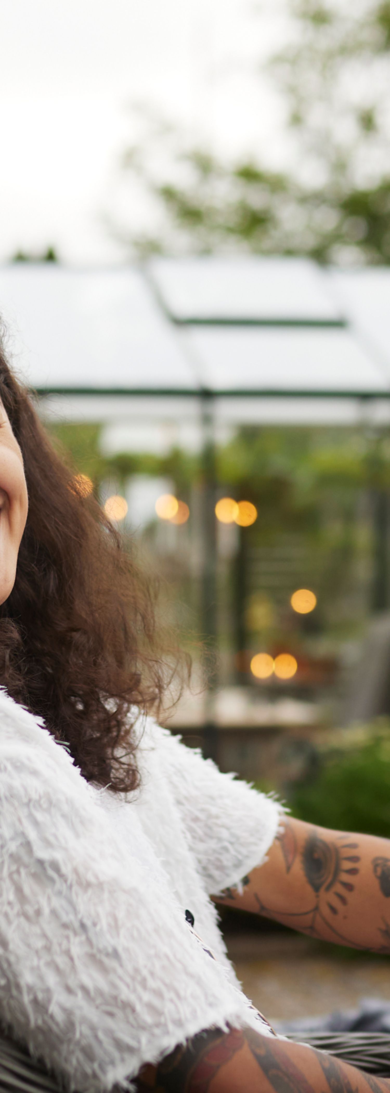 Ungdommer sitter sammen i hagen