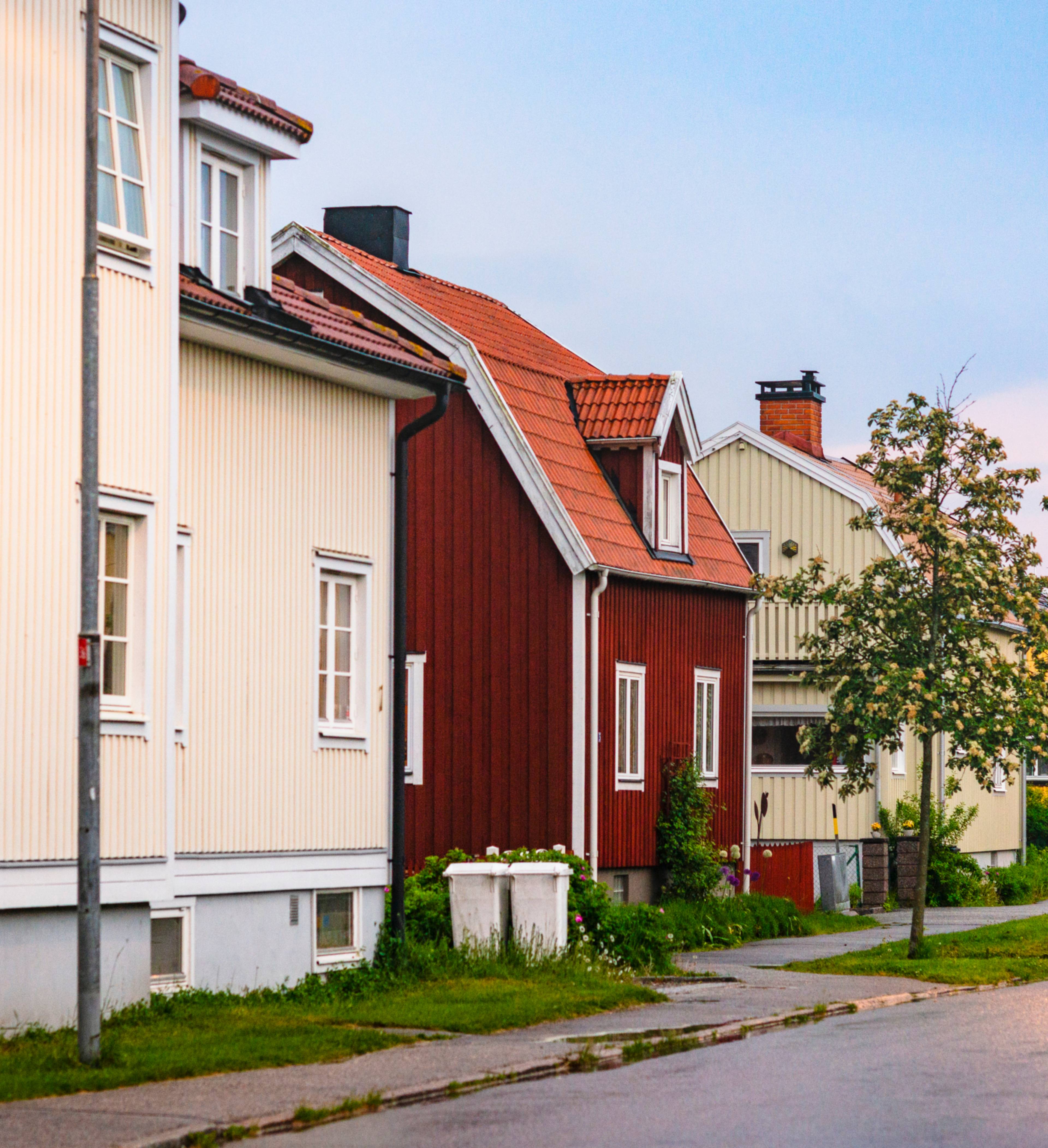 Gate med flere hus i regnvær
