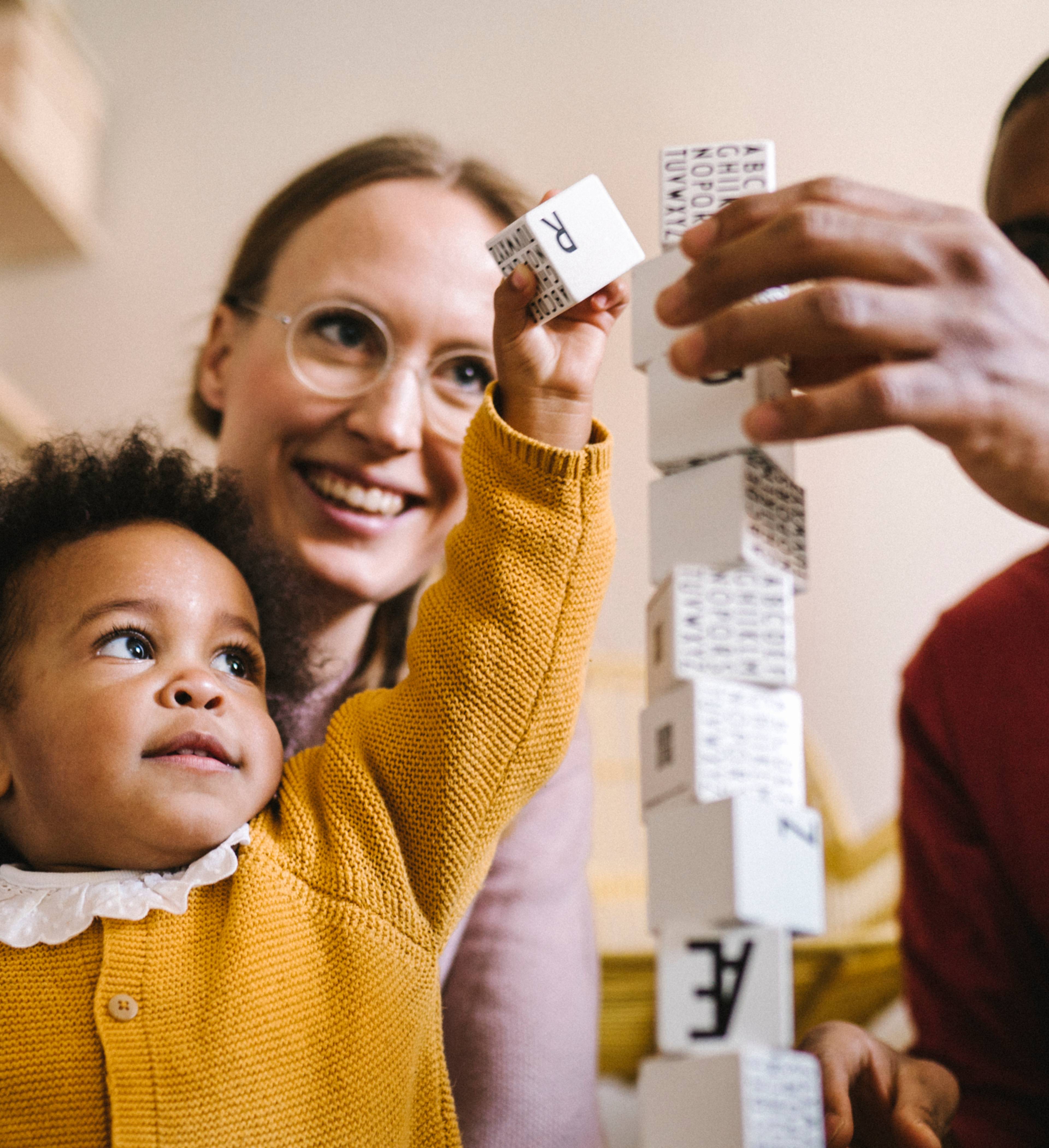 Familie bygger tårn med klosser