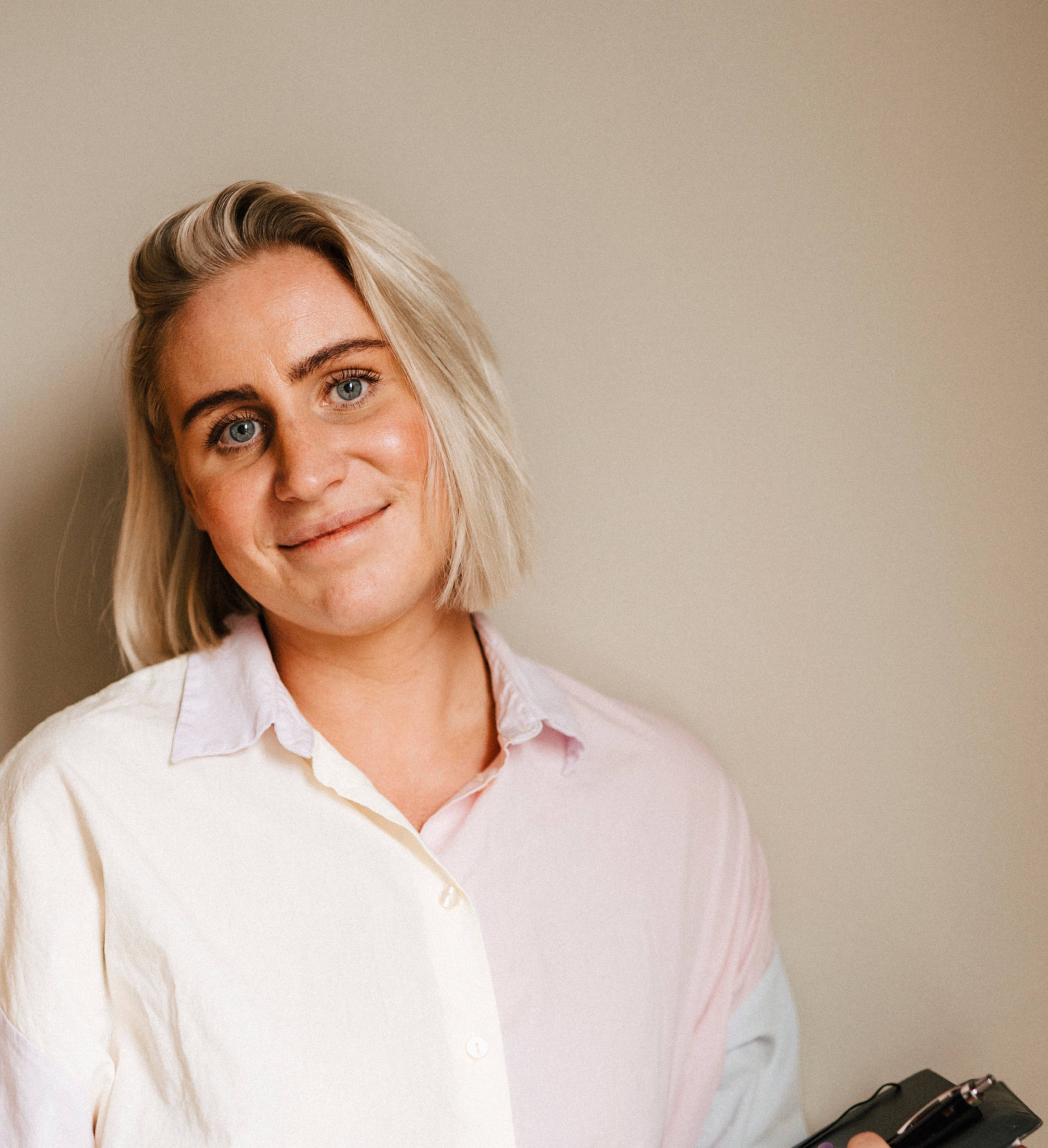 Kvinne smiler på kontoret