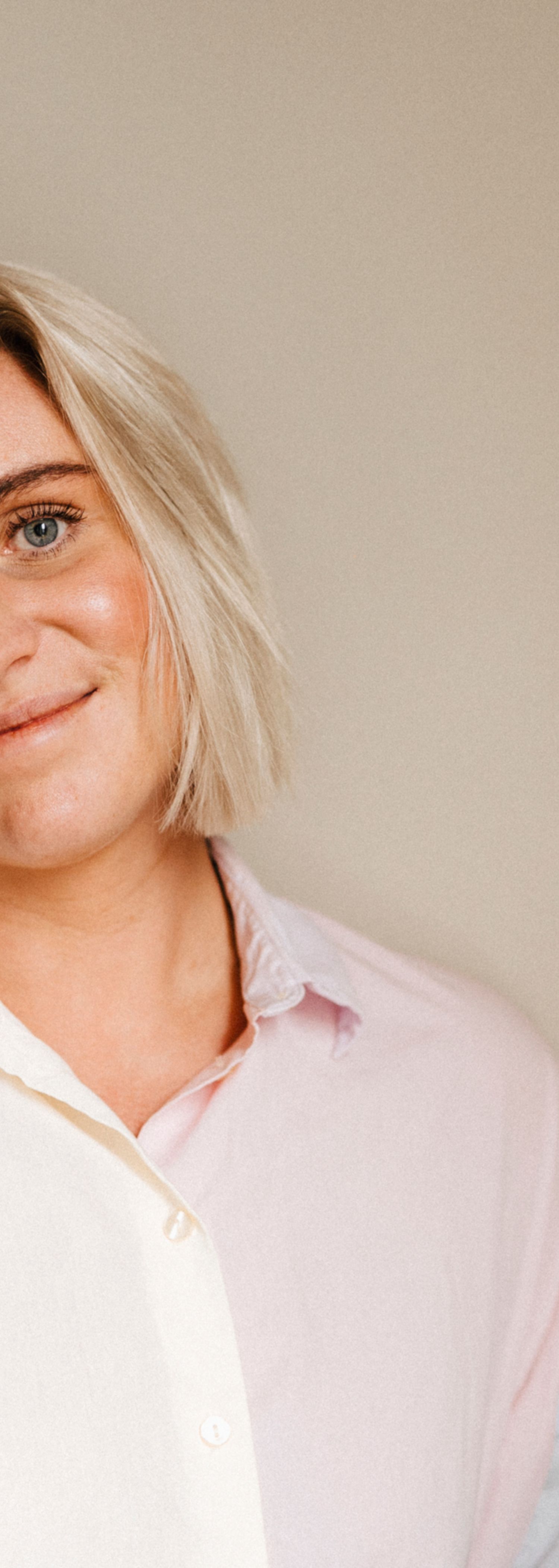 Kvinne smiler på kontoret