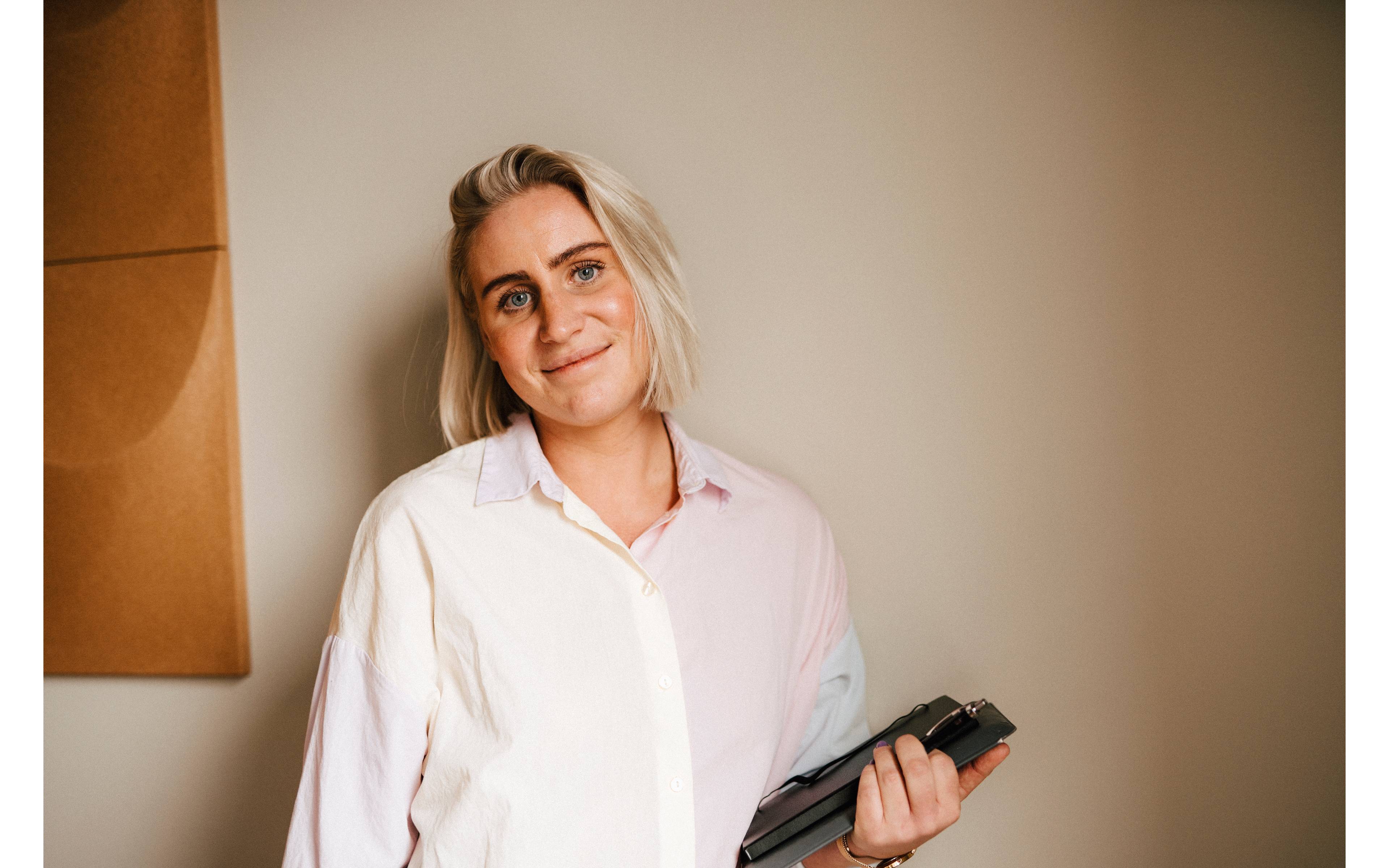 Kvinne smiler på kontoret