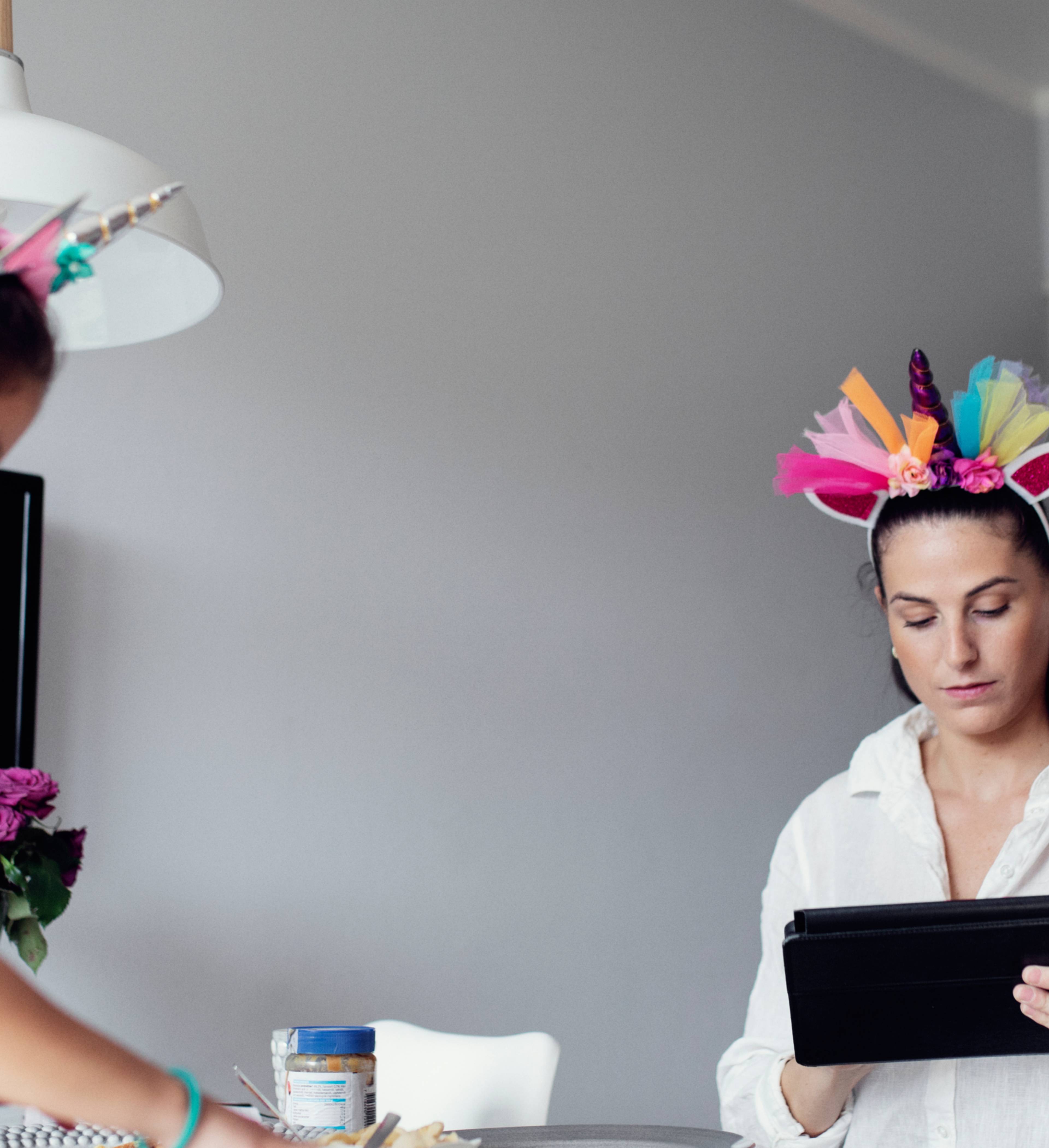 Familie leker på kjøkkenbordet