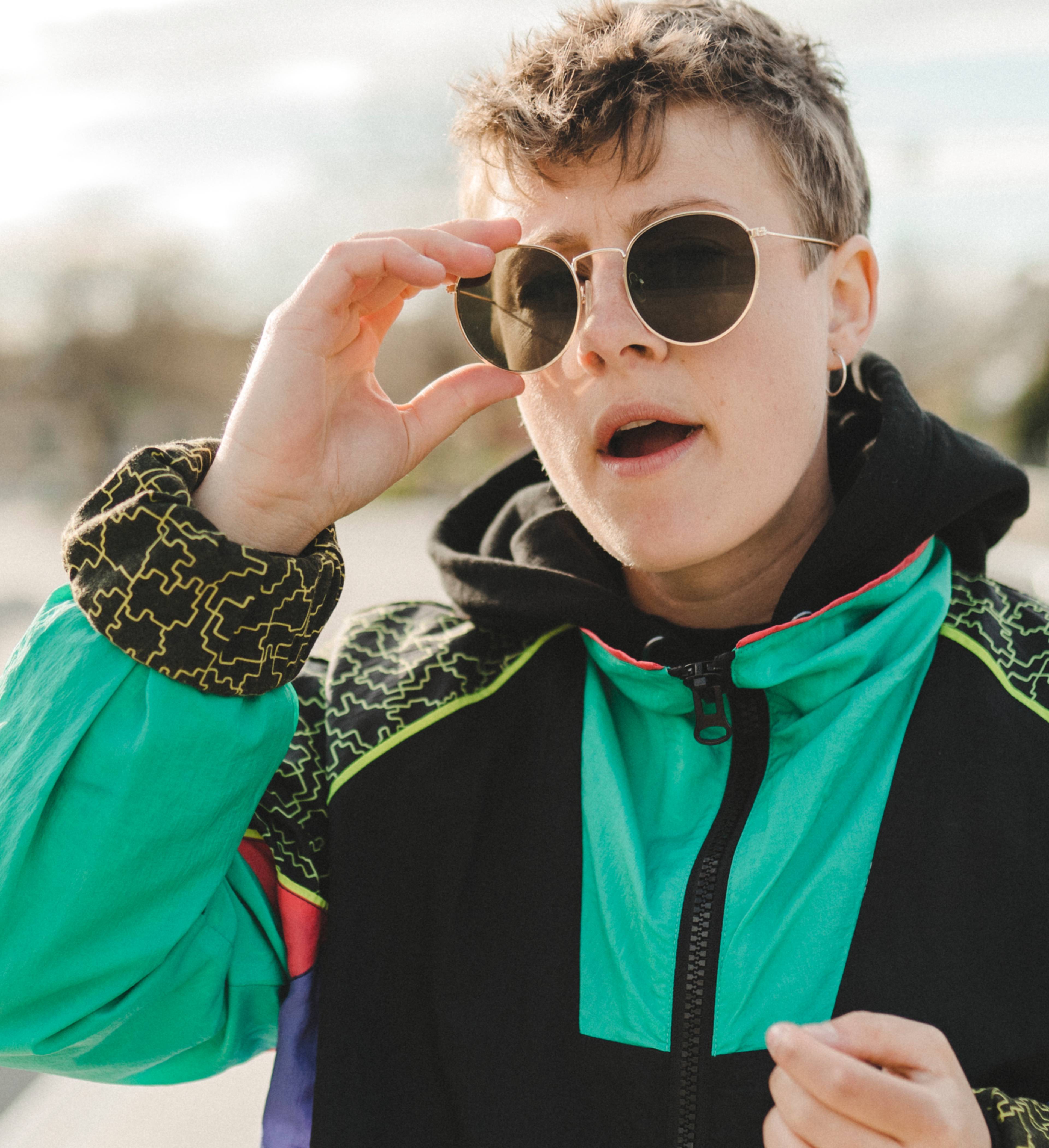 Kvinne tar av solbriller