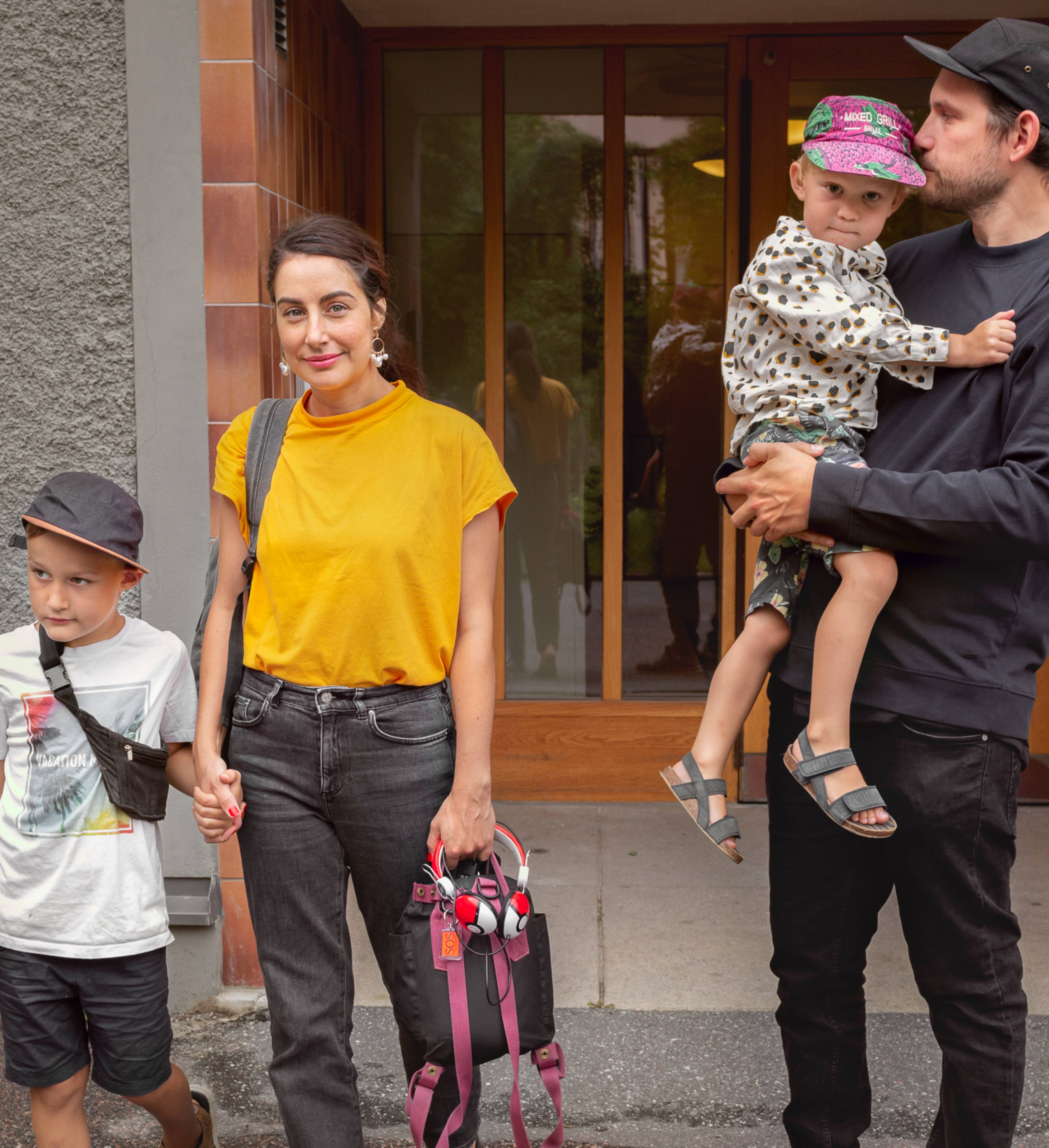 Familie p� vei ut av d�rene