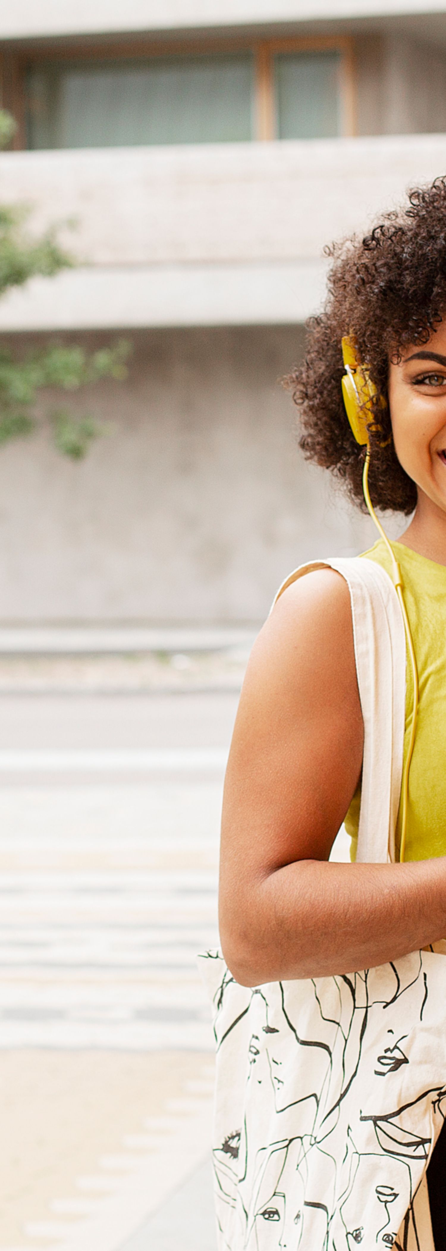 Dame smiler med høretelefoner 