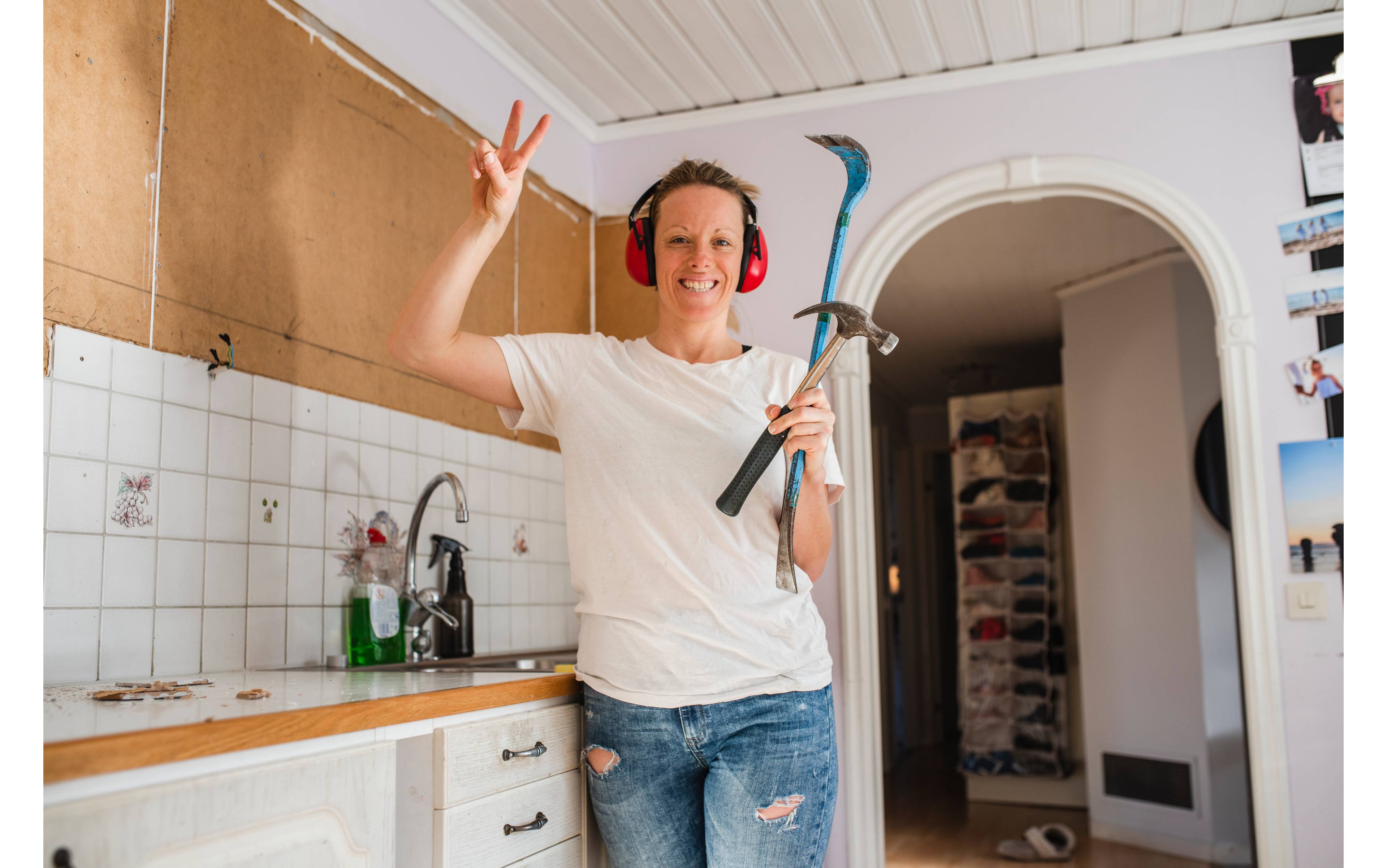 Kvinne river kjøkken med brekkjern