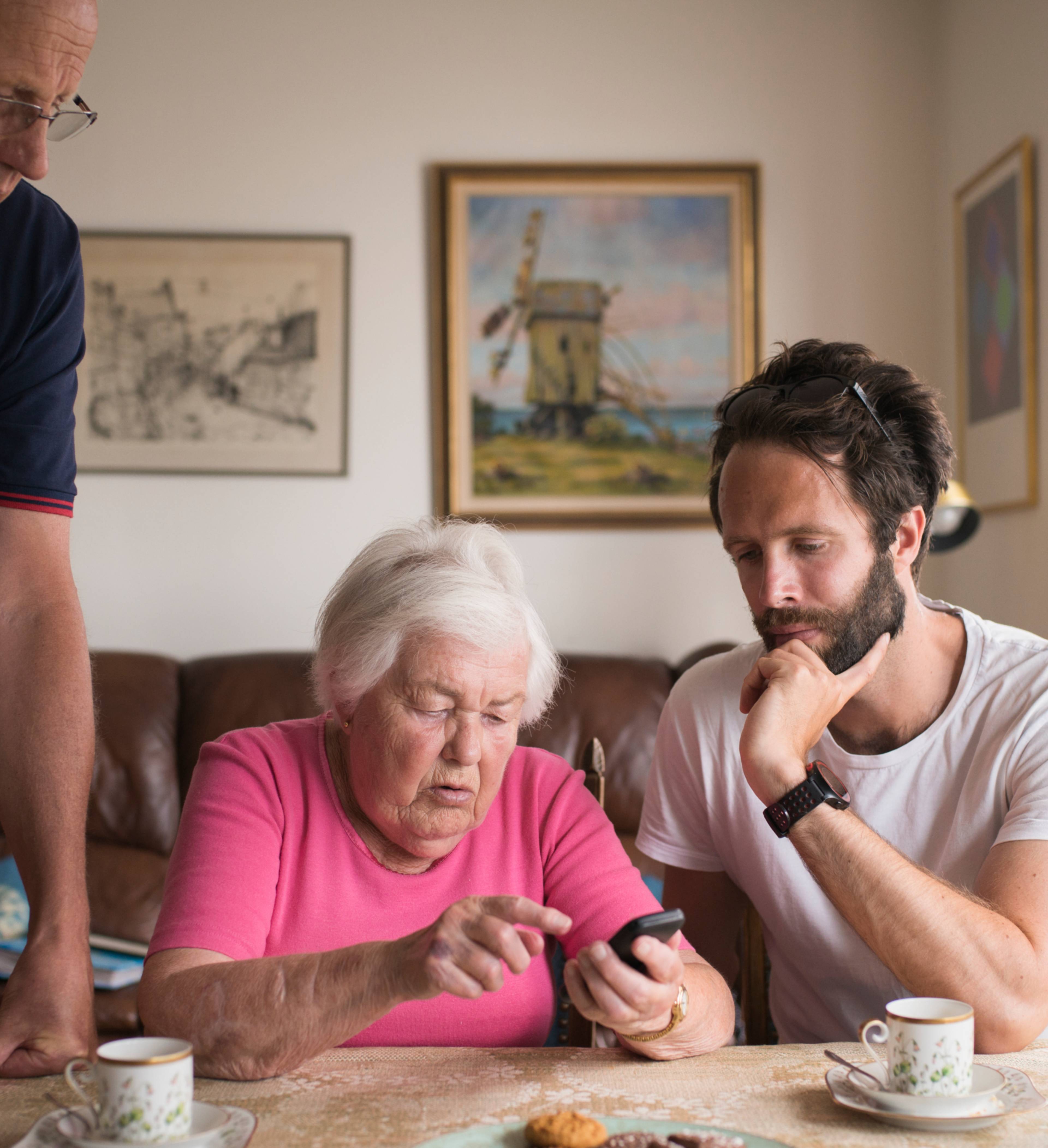 Familie hjelper gammel dame med telefonen