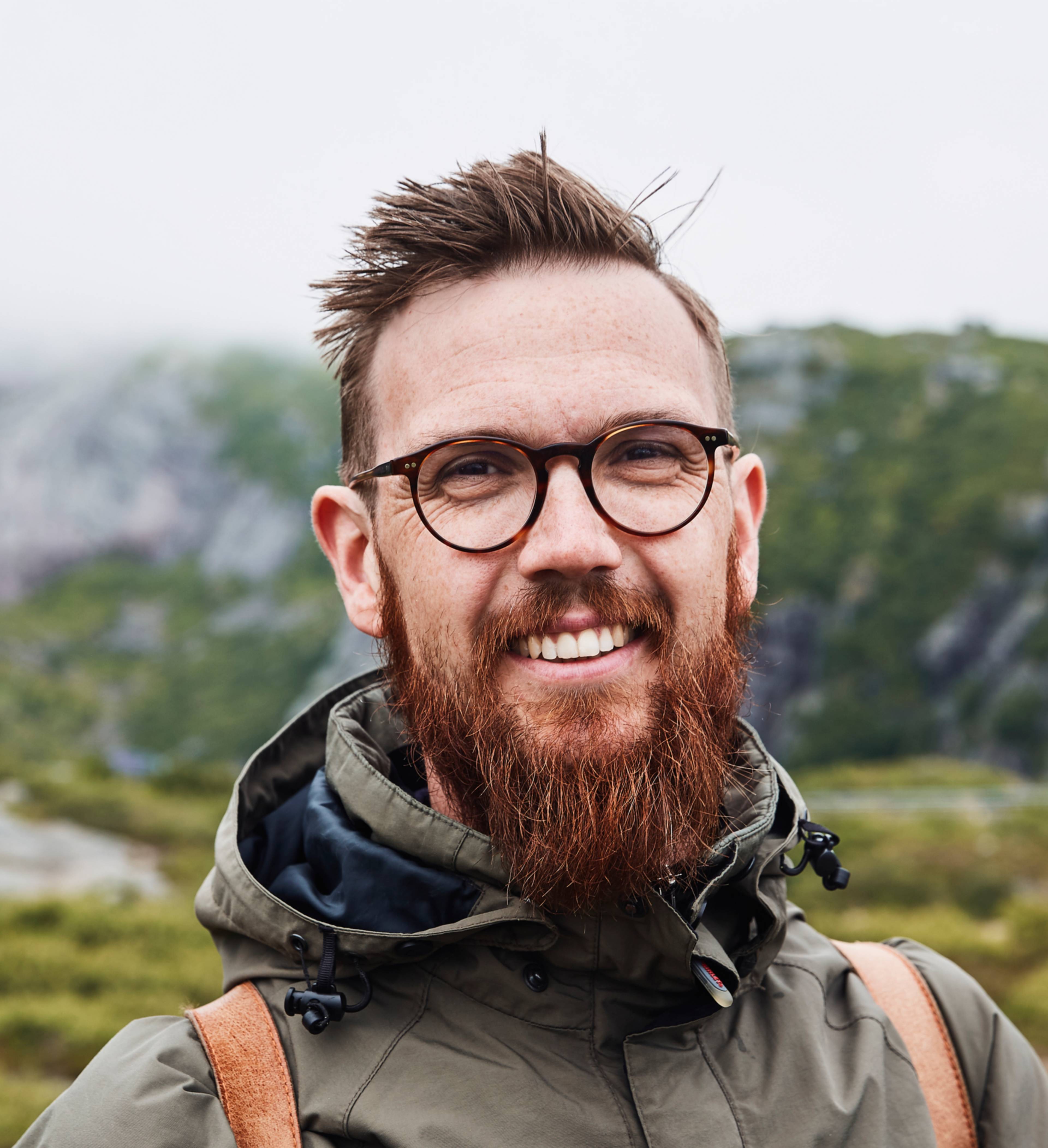 Glad mann på tur med sekk