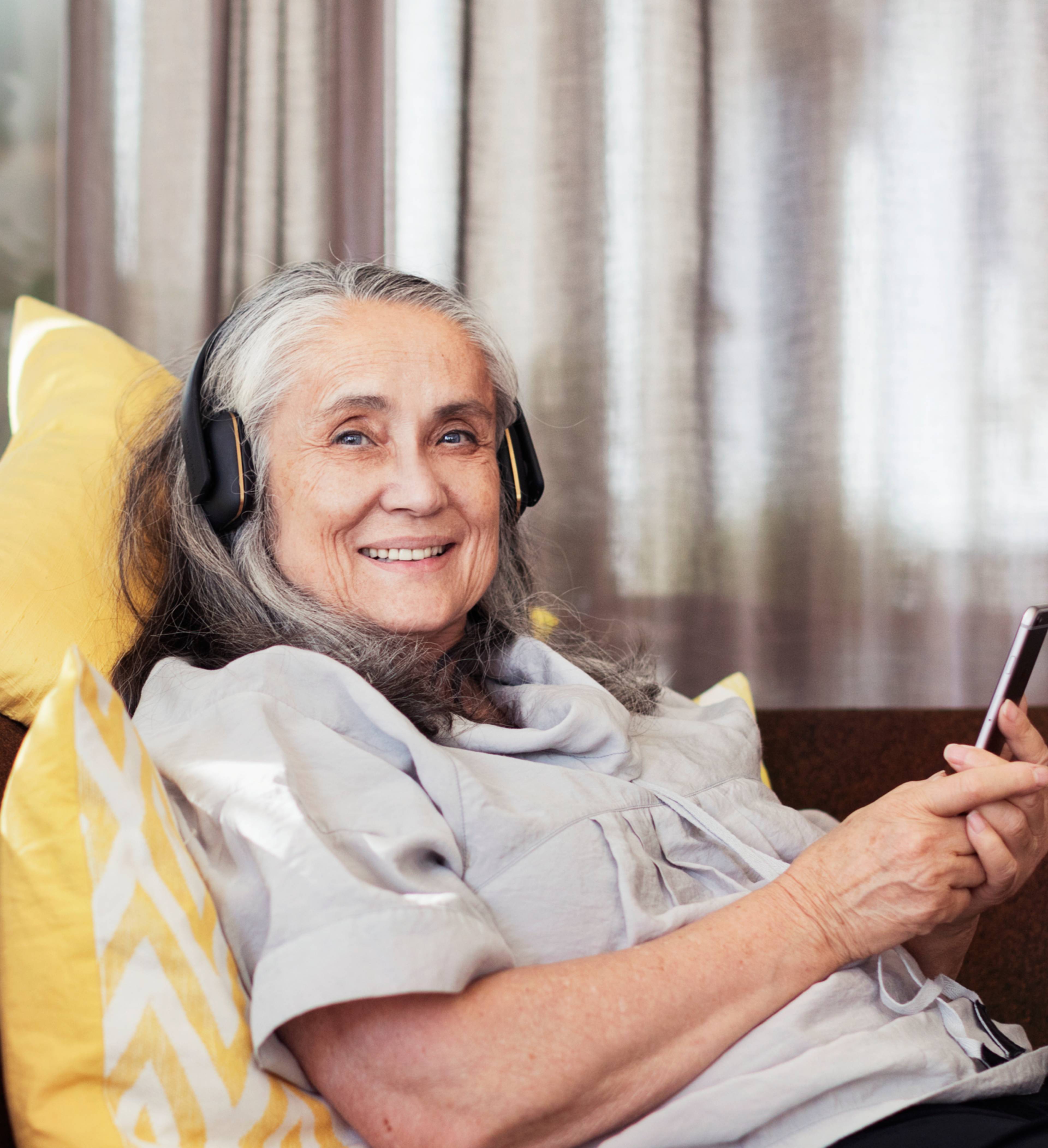 Kvinne hører på musikk på mobilen