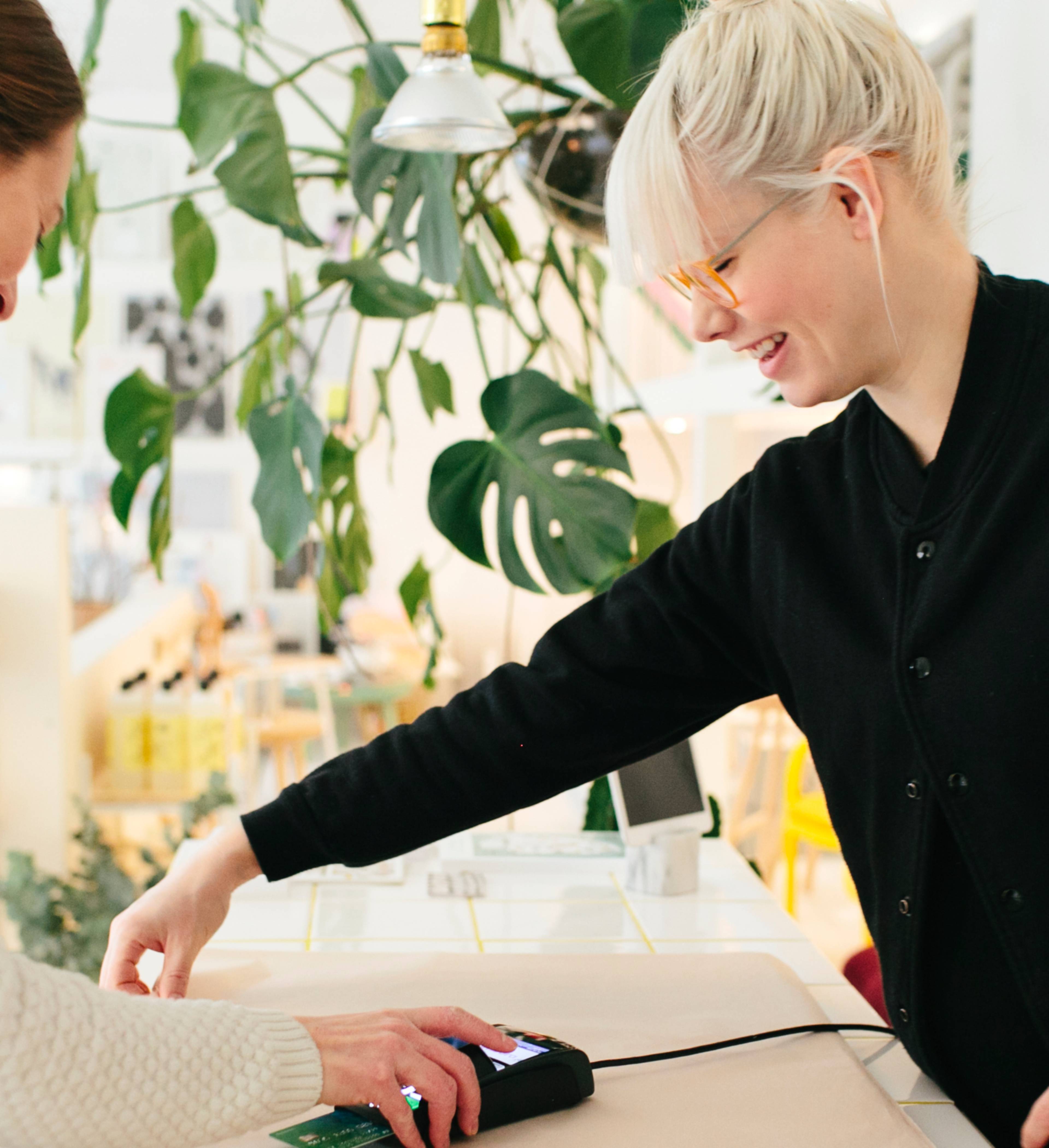 Kvinne betaler med kort i terminal