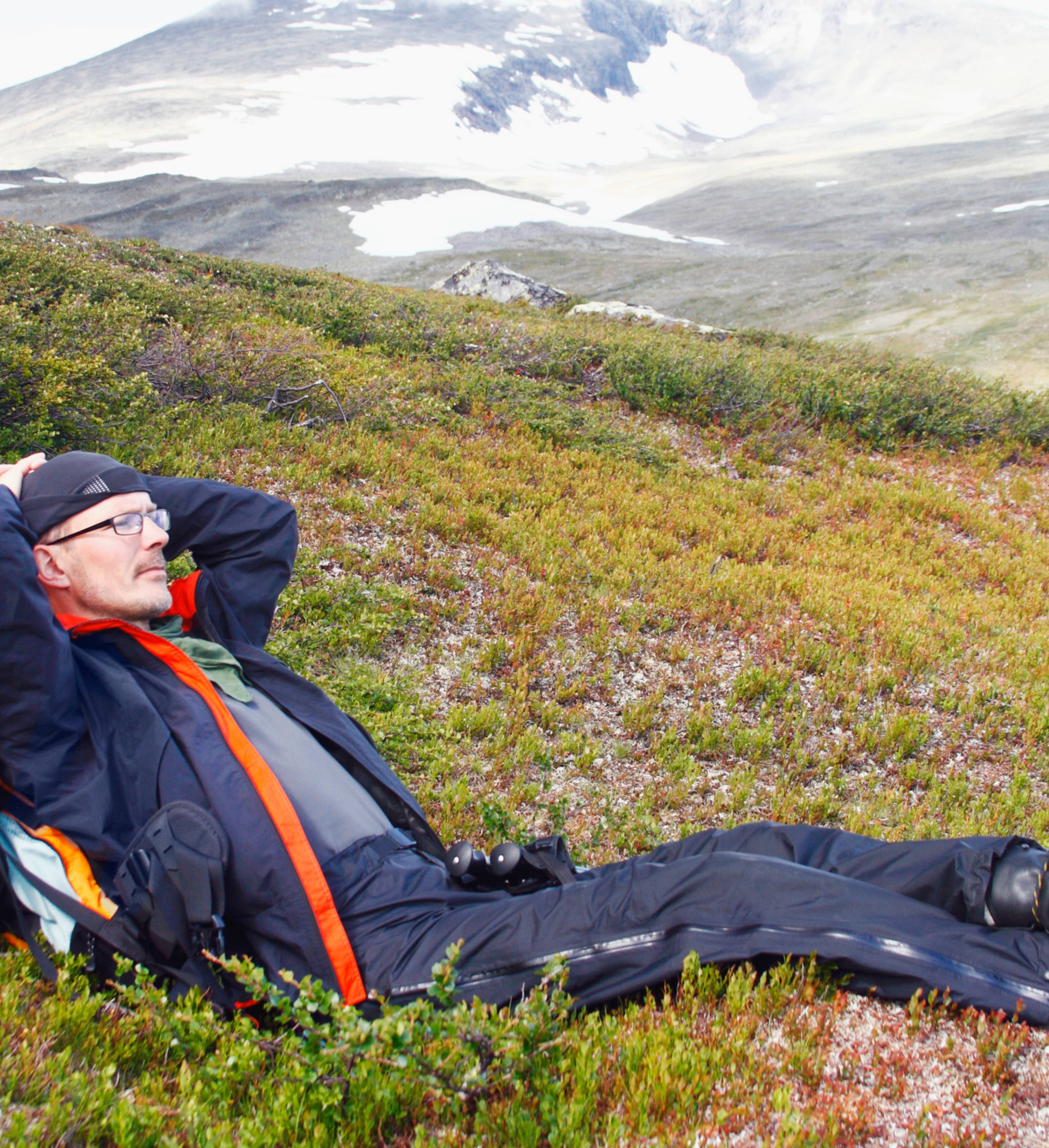 Mann slapper av på fjelltur