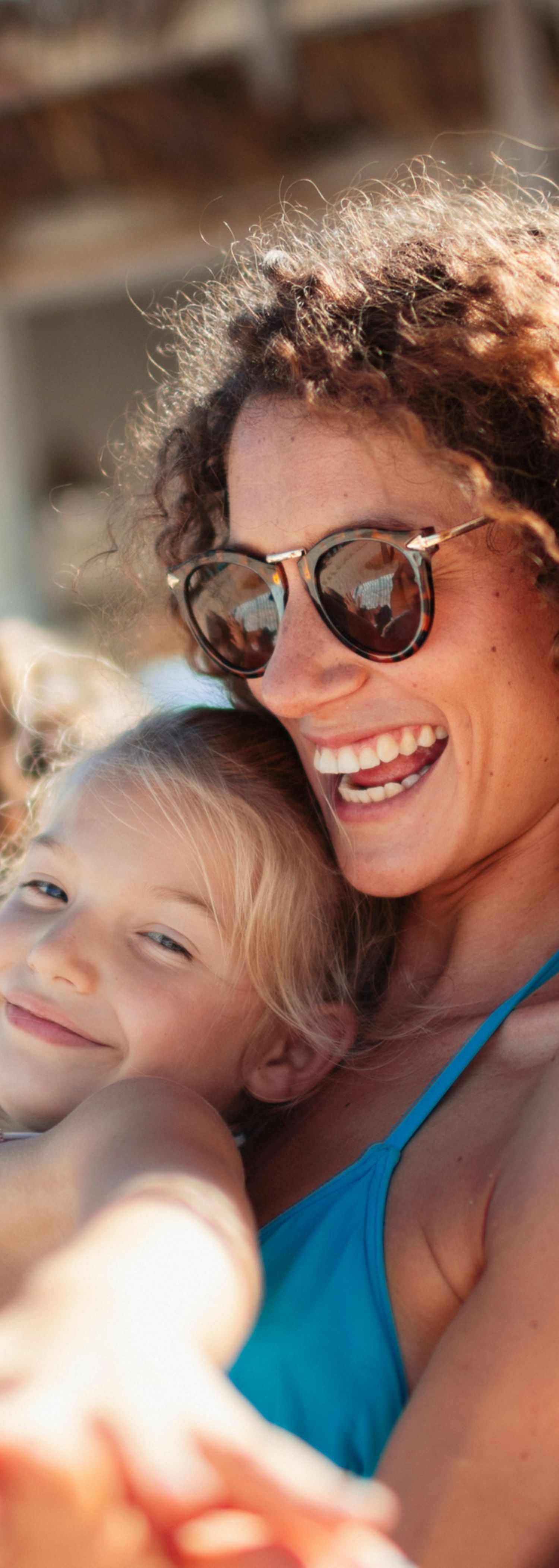 Mor og datter på stranden