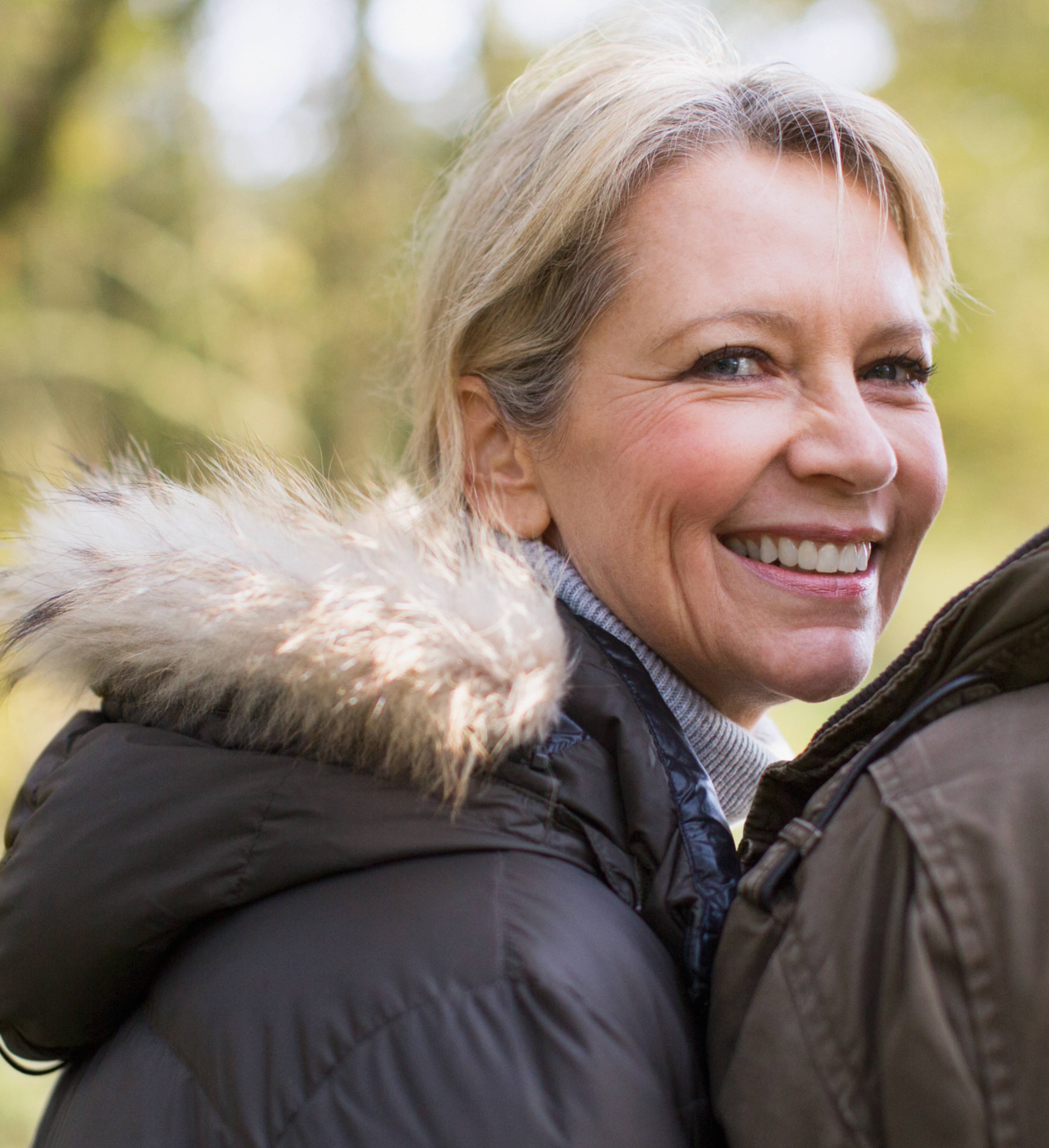 Smilende dame i skogen