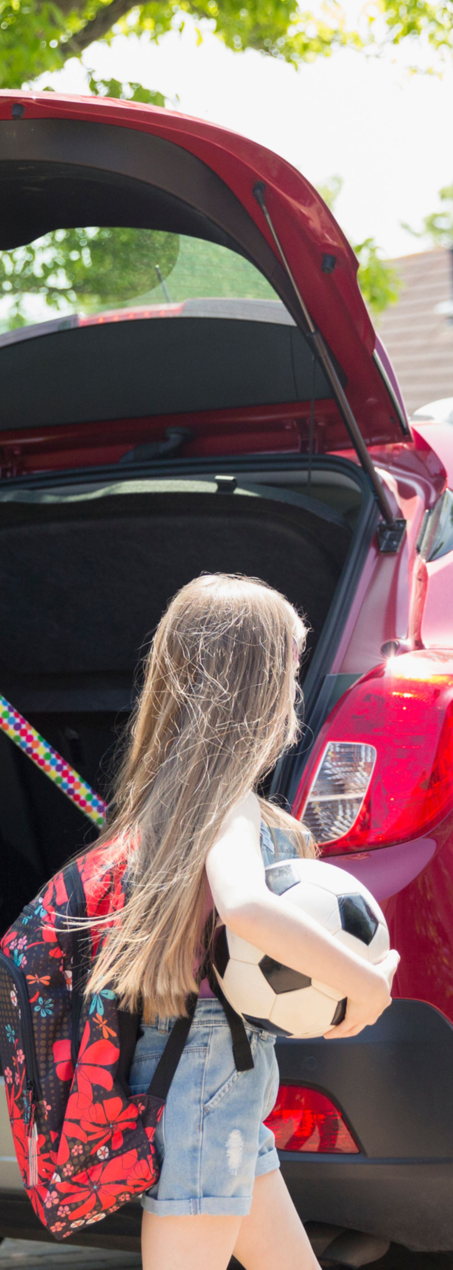 Foreldre pakker i bilen med barn