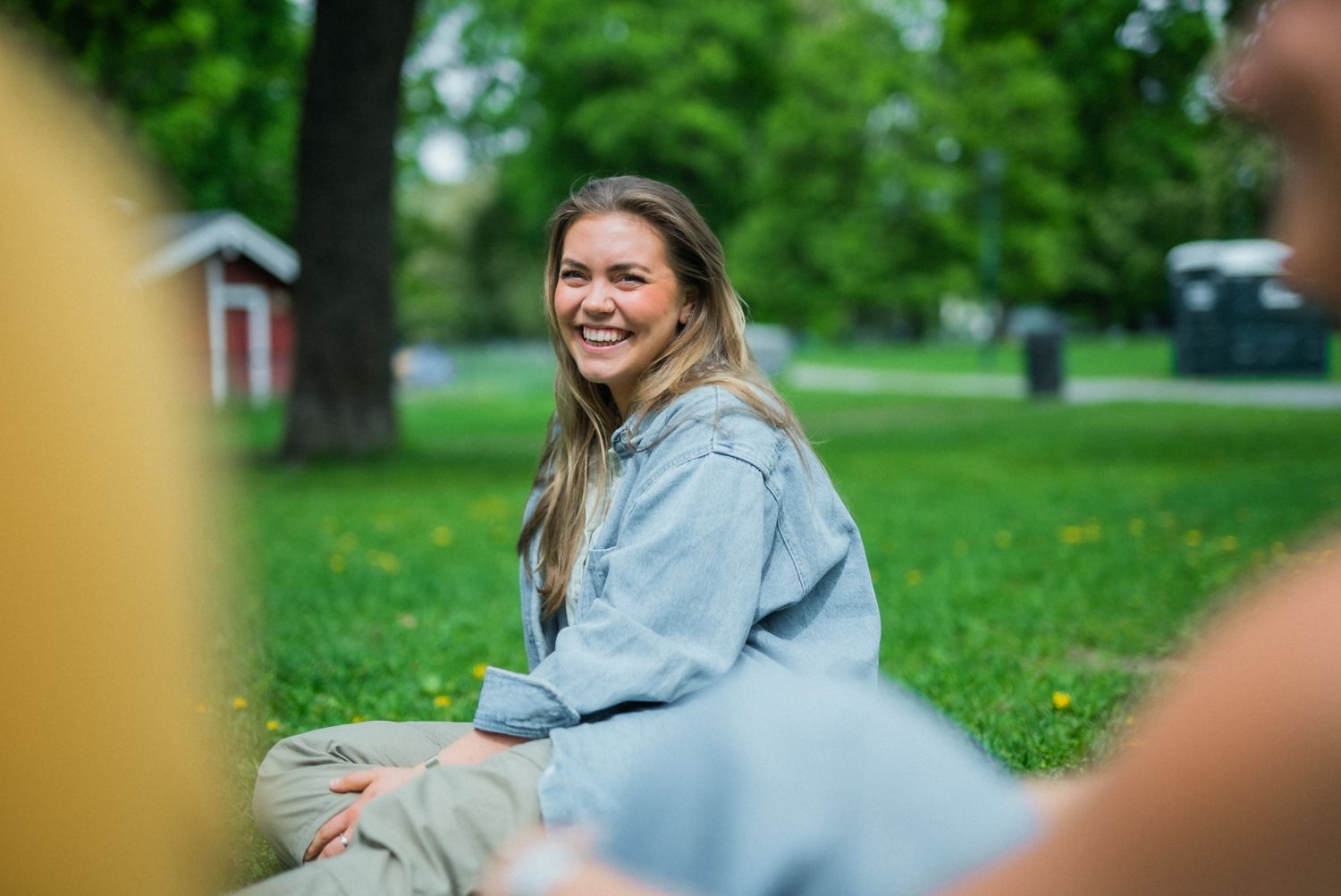 Smilende jente i parken