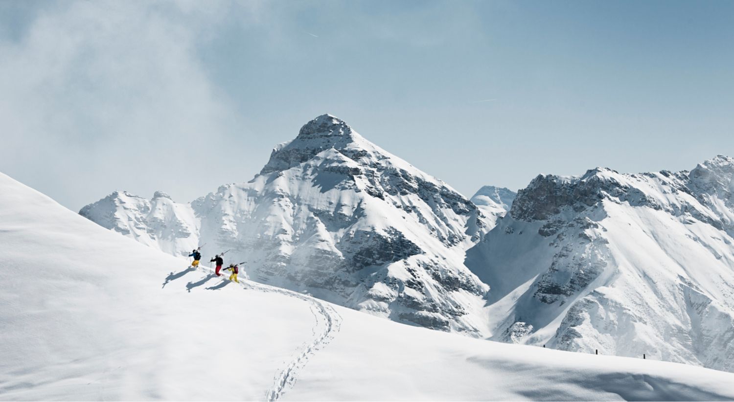 Folk på ski i Alpene