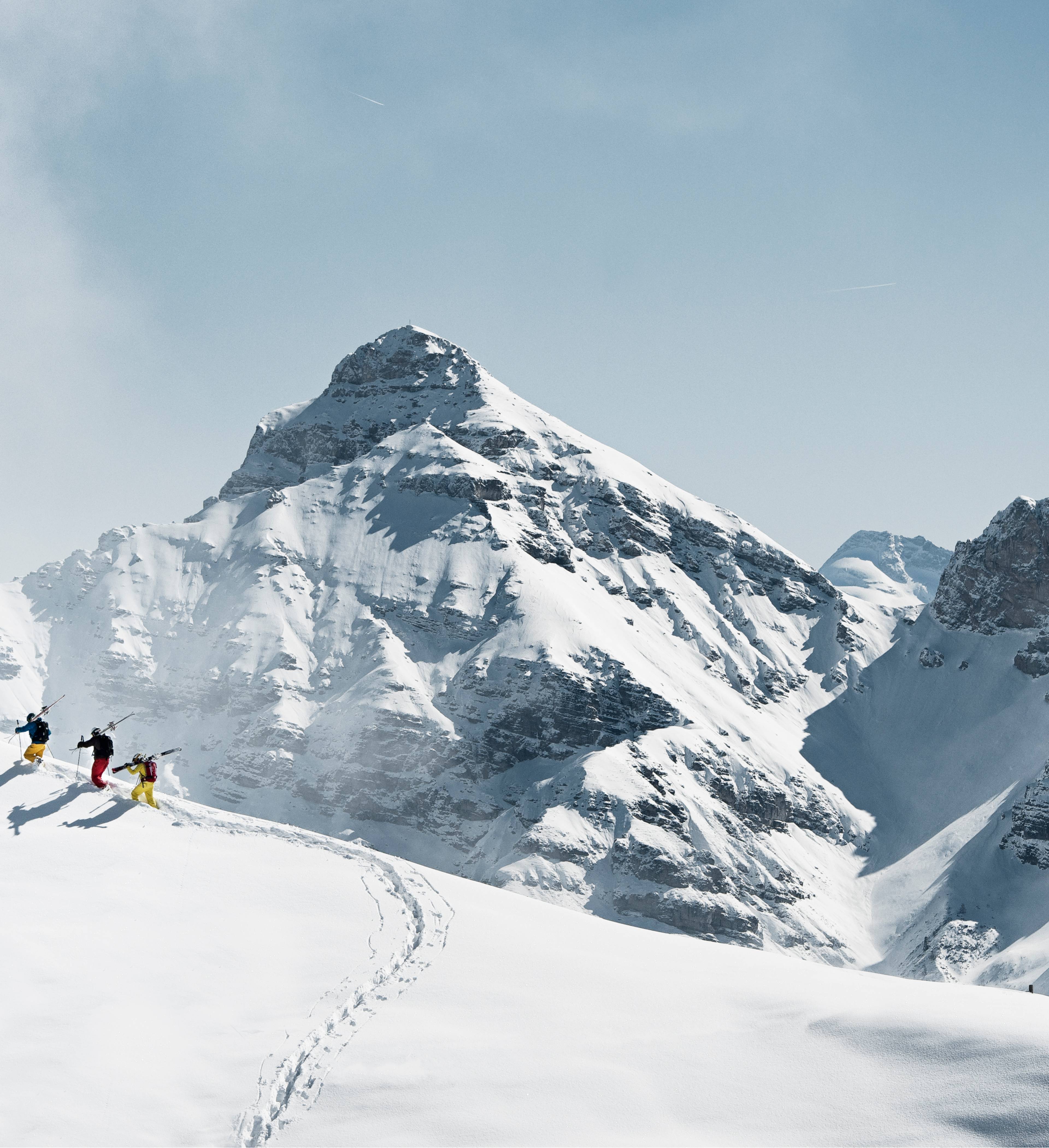 People on skis in the Alps