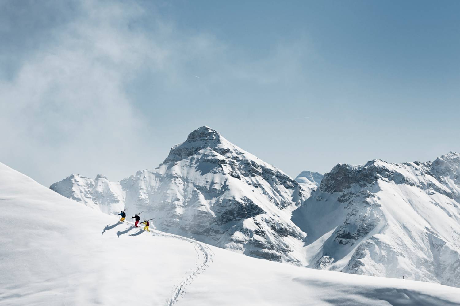 Folk på ski i Alpene