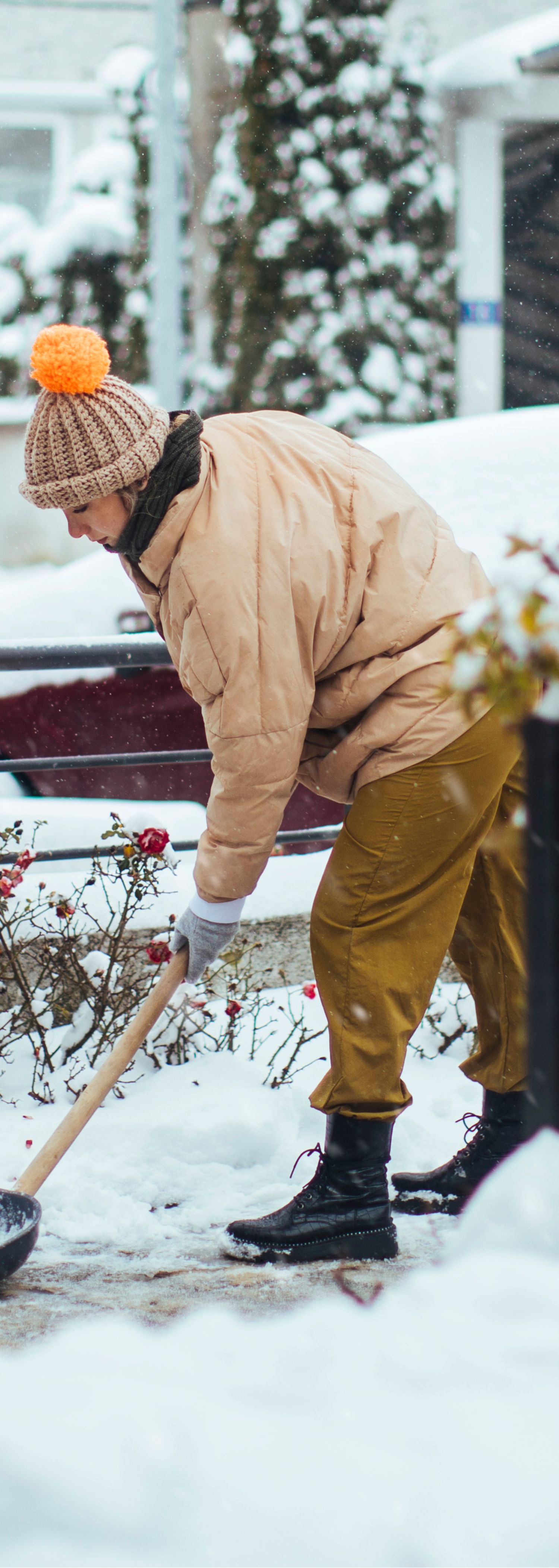 dame som skuffer snø