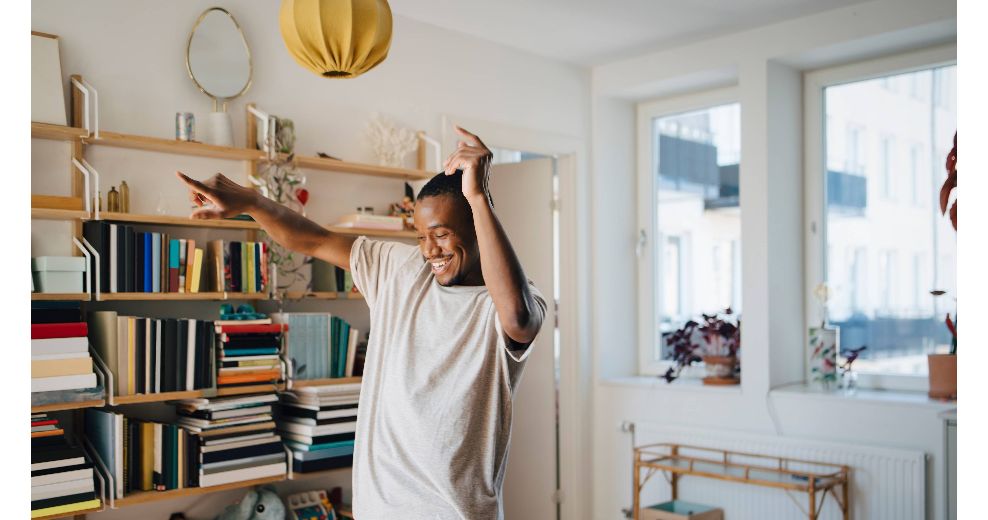Glad mann danser i stuen LÅNE