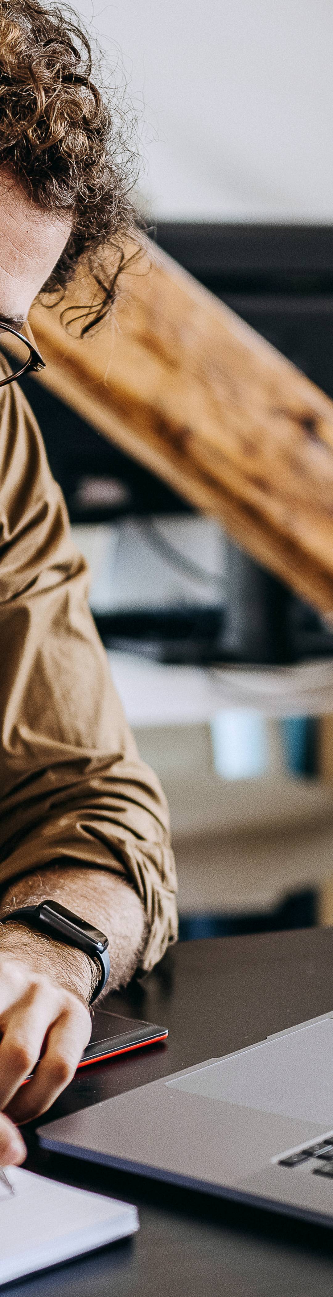 Mann på hjemmekontor