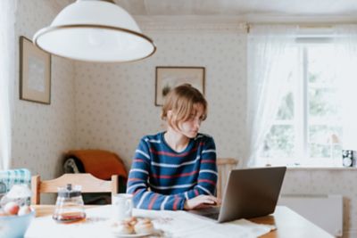 Ung dame på hjemmekontor