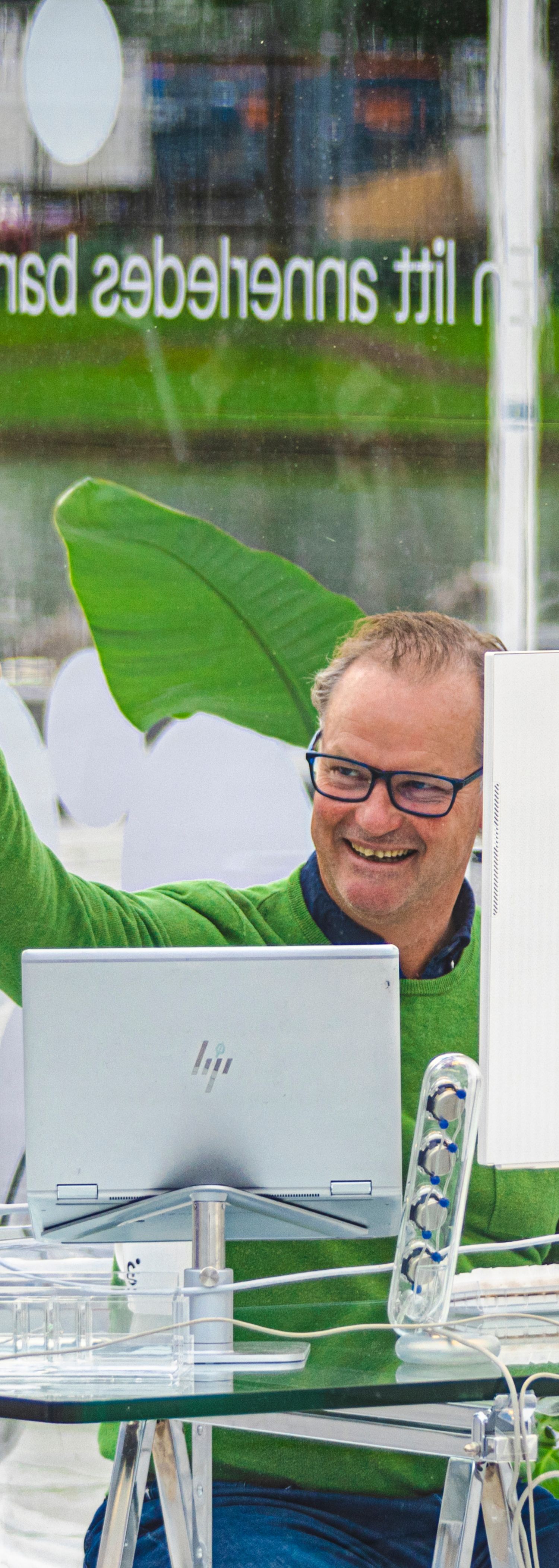 Øyvind tommel opp i glasskontoret