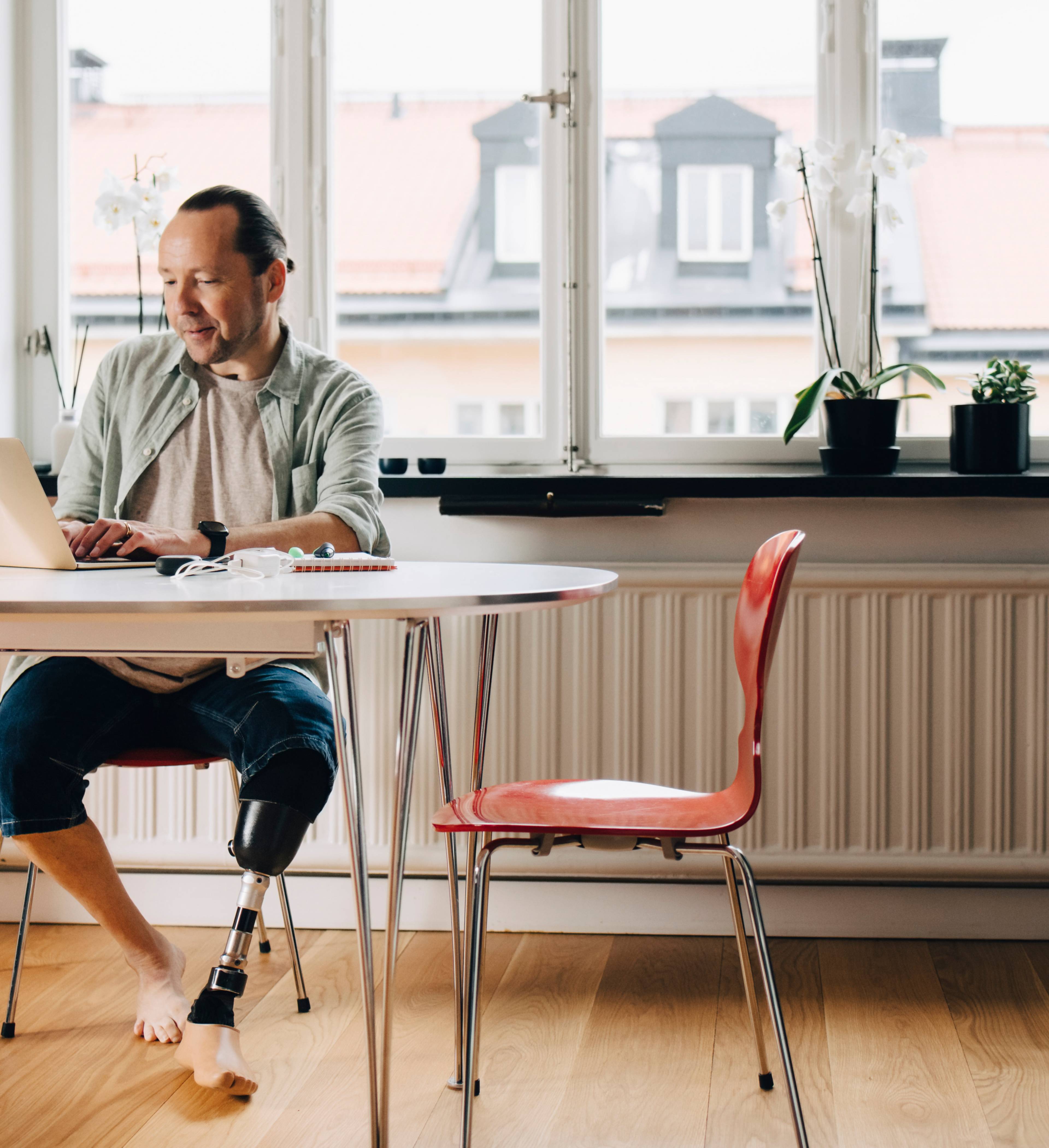 Mann med beinprotese