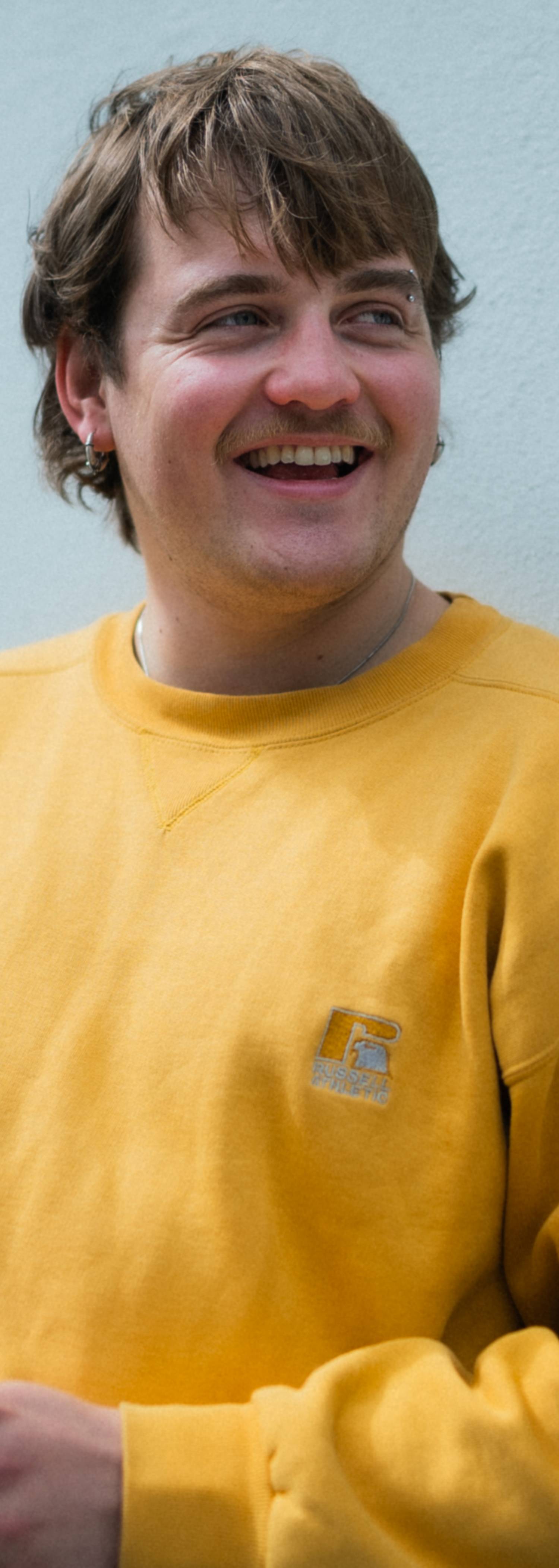 Ung mann utenfor leilighet