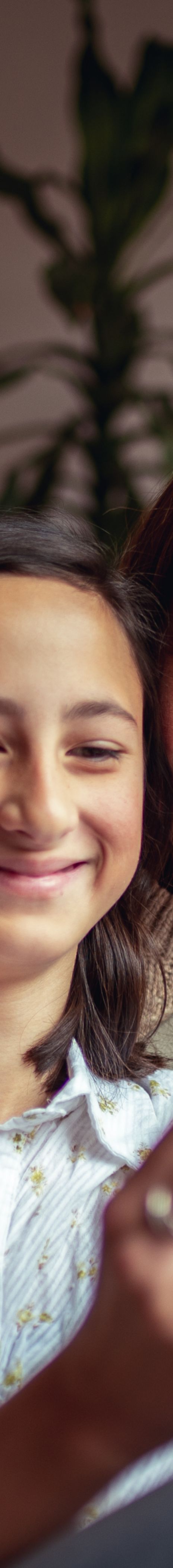 Mor og datter i sofa