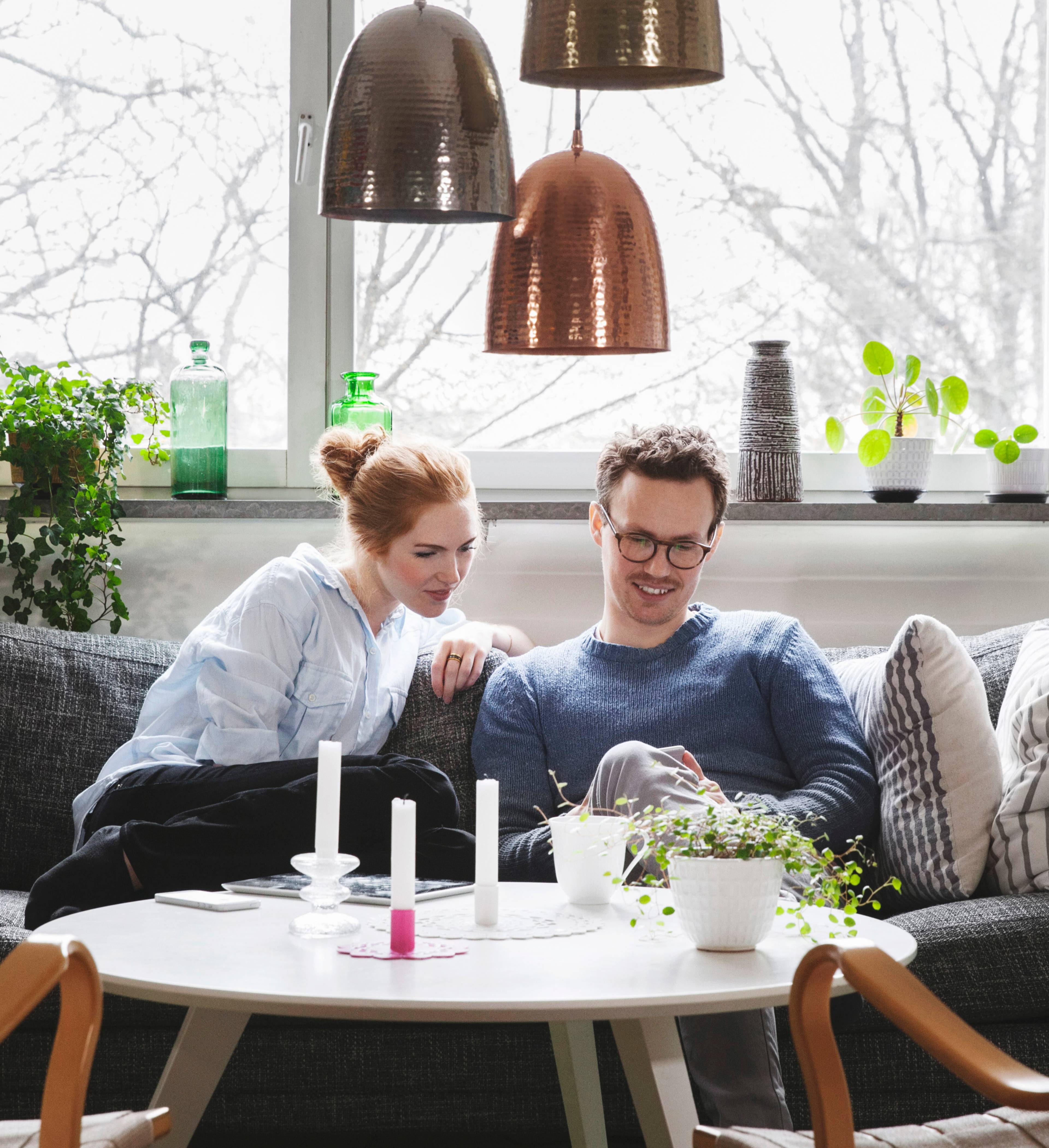 Par ser på mobilen i sofaen hjemme