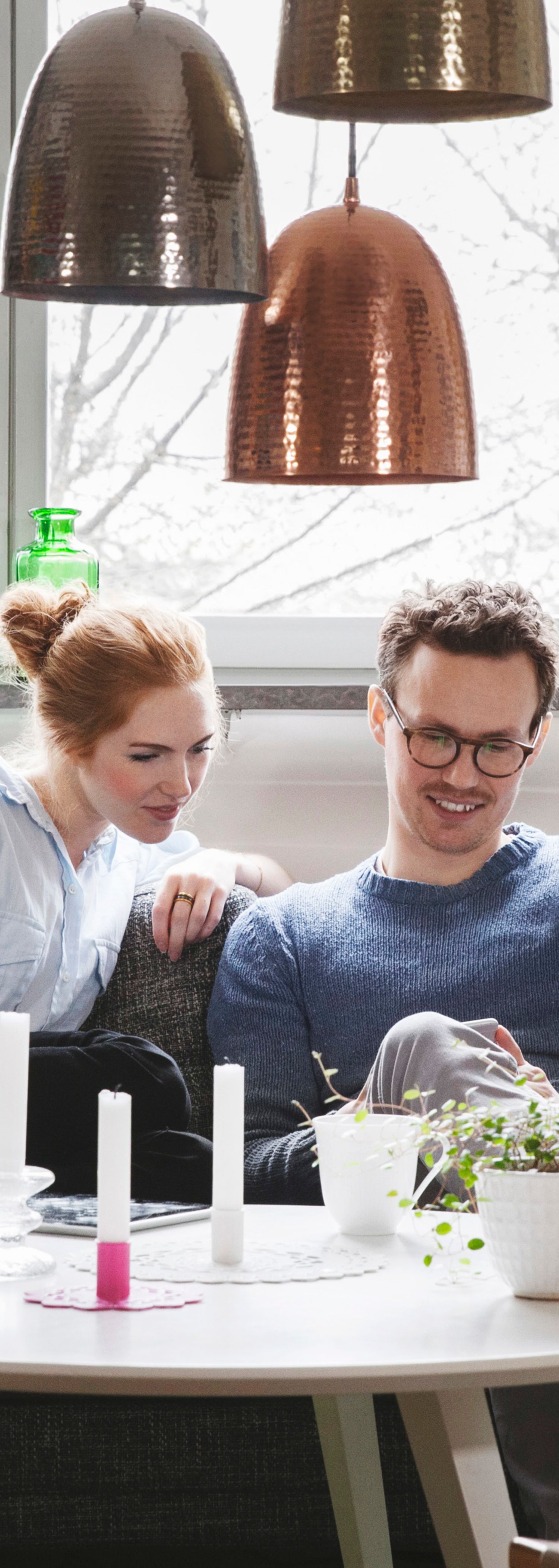 Par ser på mobilen i sofaen hjemme